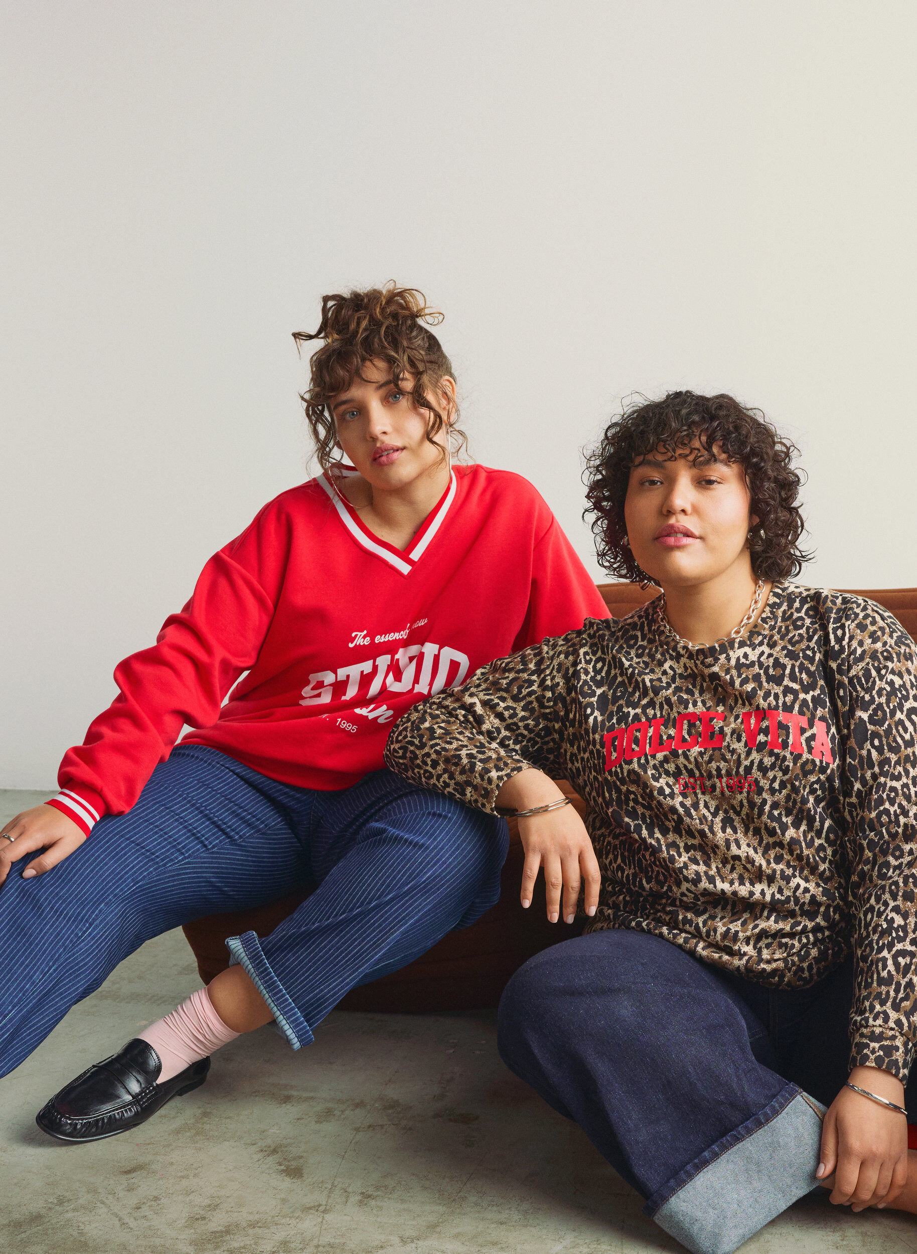 Zizzi Sweatshirt mit V-Ausschnitt und Textprint, Rot, Image image number 0