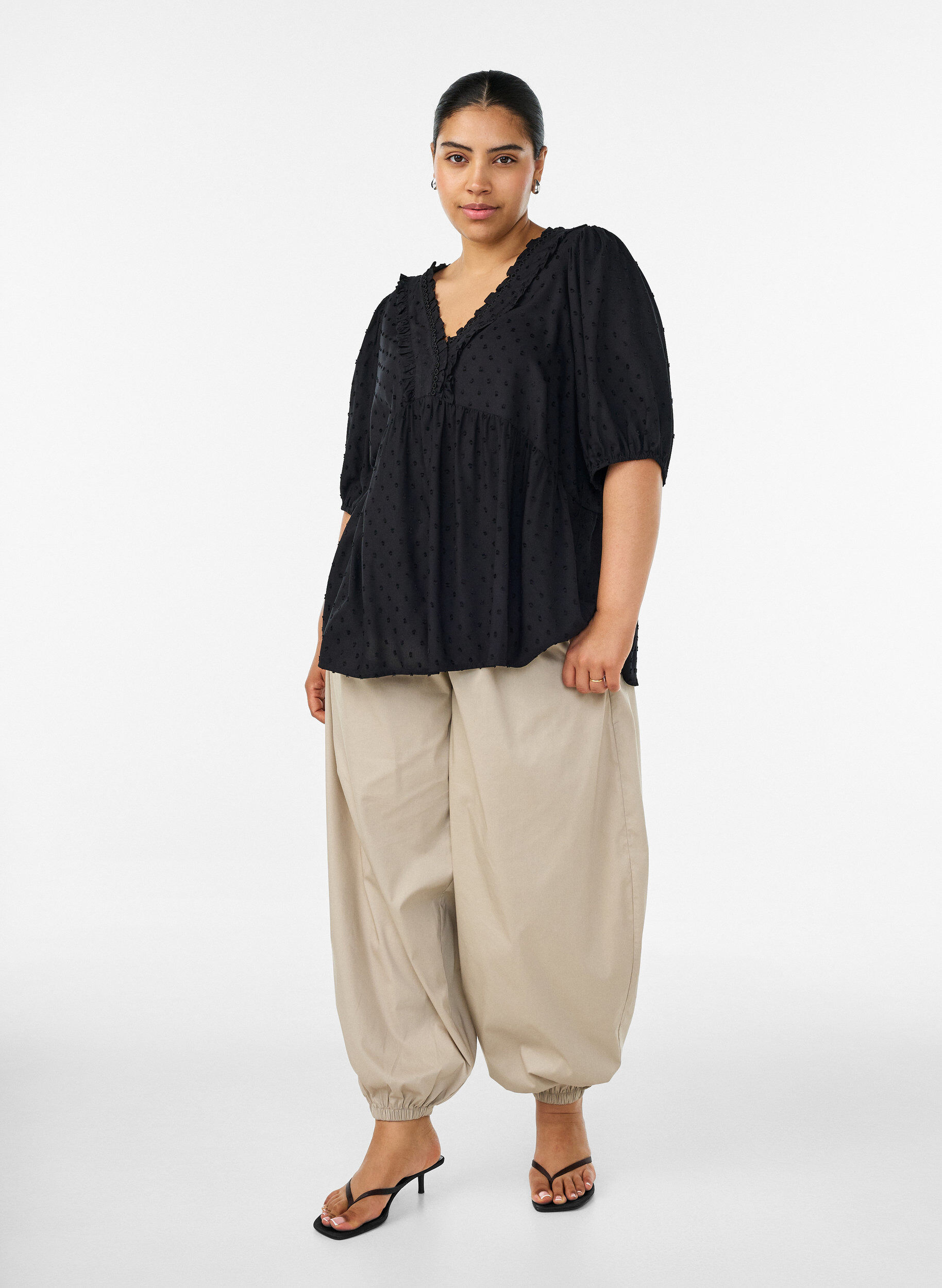 ZizziBluse aus Viskose mit gepunkteter Struktur und V-Ausschnitt, Schwarz, Model image number 1