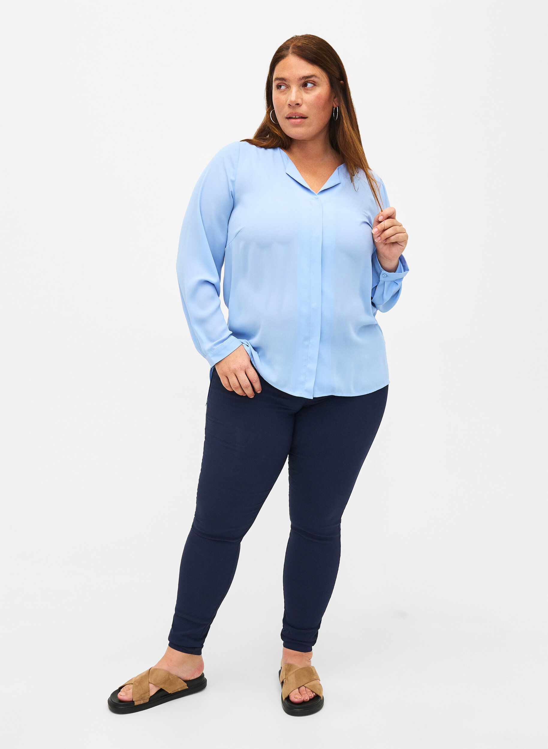 Zizzi Einfarbiges Hemd mit V-Ausschnitt, Serenity, Model image number 2