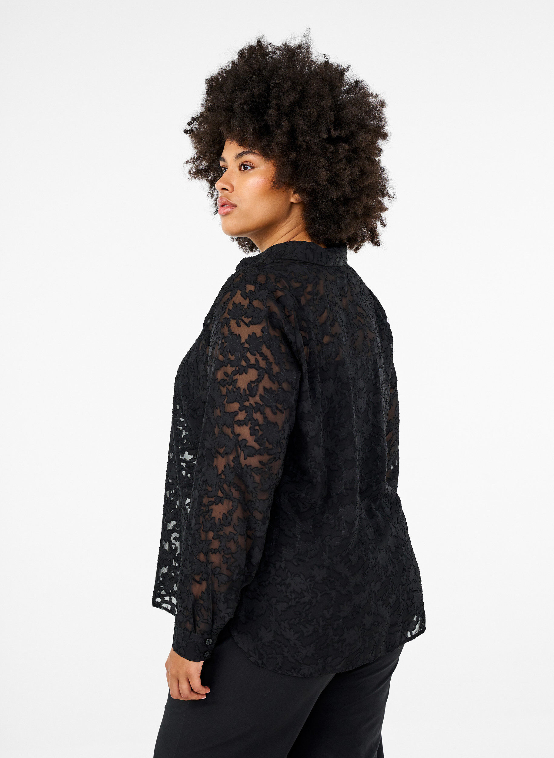 Zizzi Jacquard-Bluse mit Kn&ouml;pfen, Black, Model image number 1
