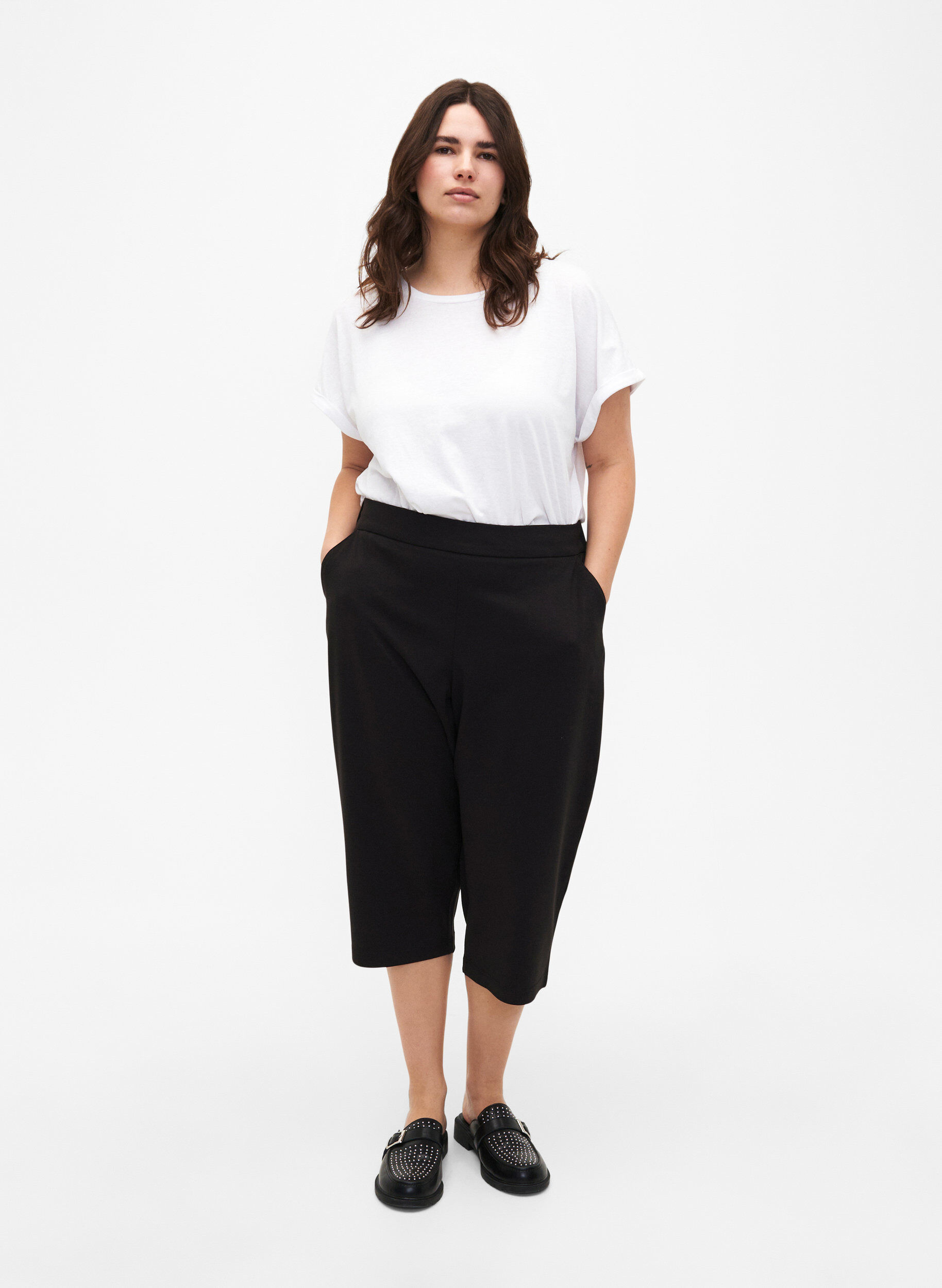 Zizzi Maddison, lockere Caprihosen mit Taschen, Schwarz, Model image number 1