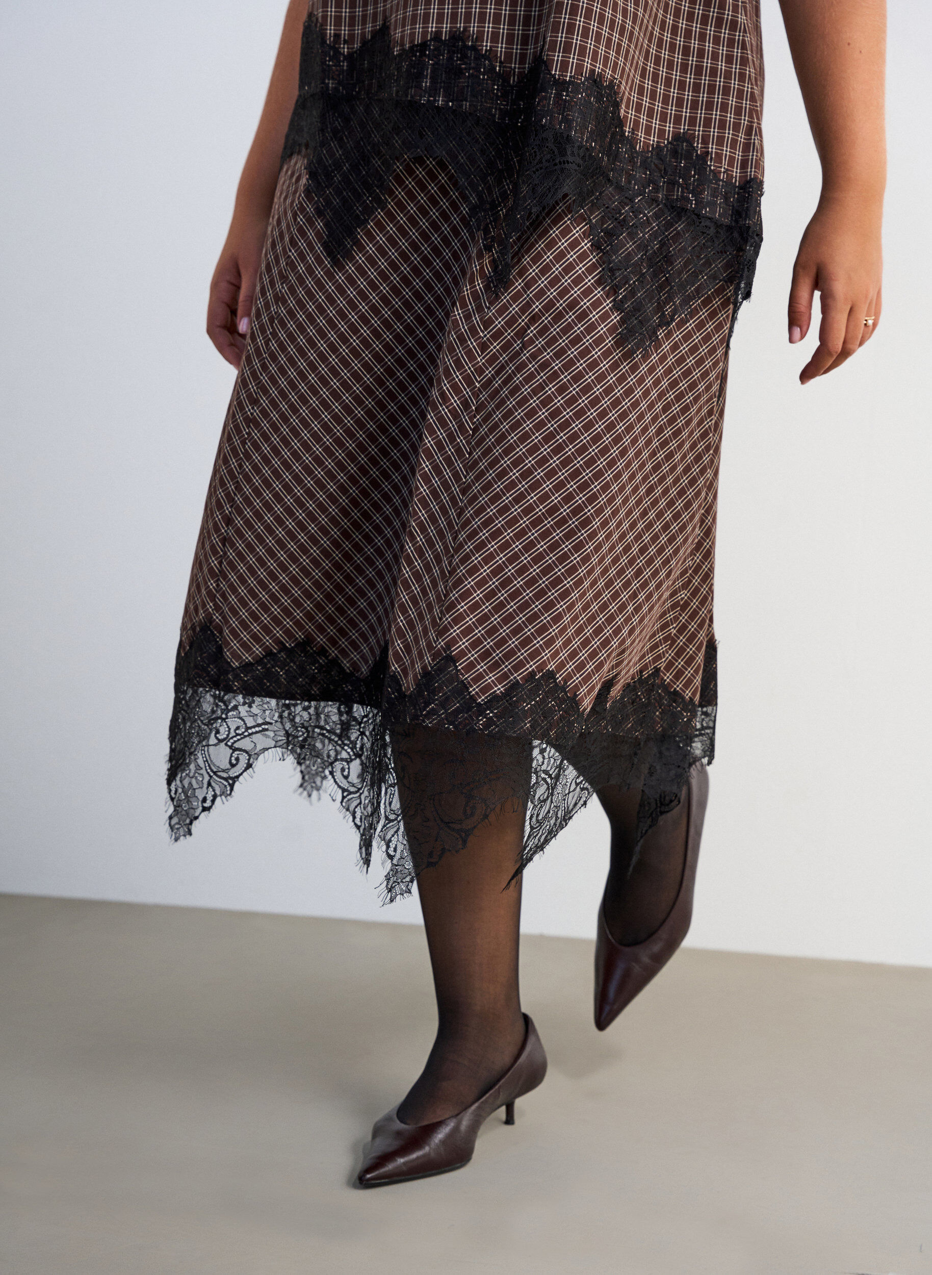ZizziMidi-Rock mit Spitzen und Karomuster, Braun, Model image number 2