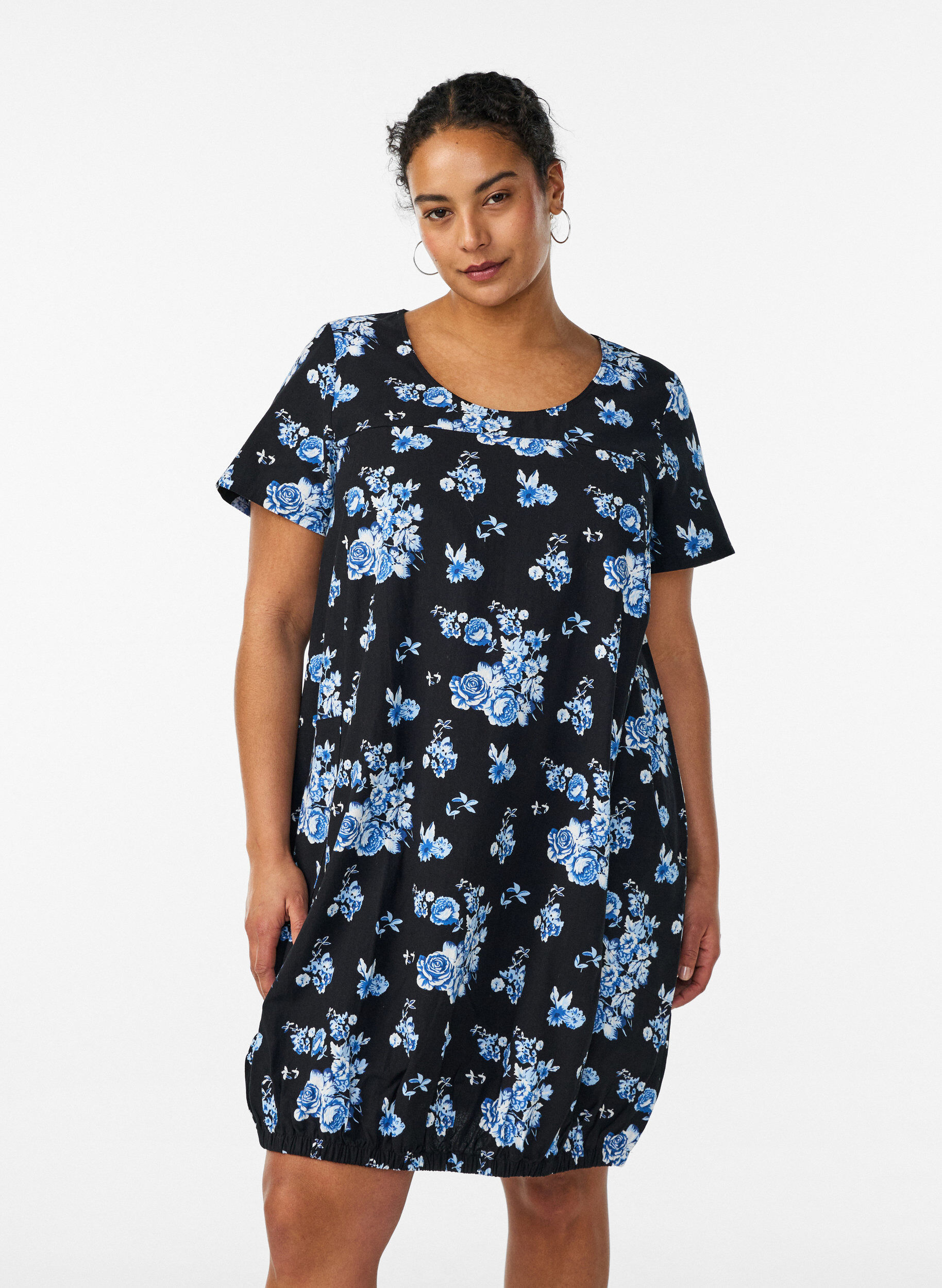 Zizzi Kurz&auml;rmliges Baumwollkleid mit Aufdruck, Schwarz, Model image number 0