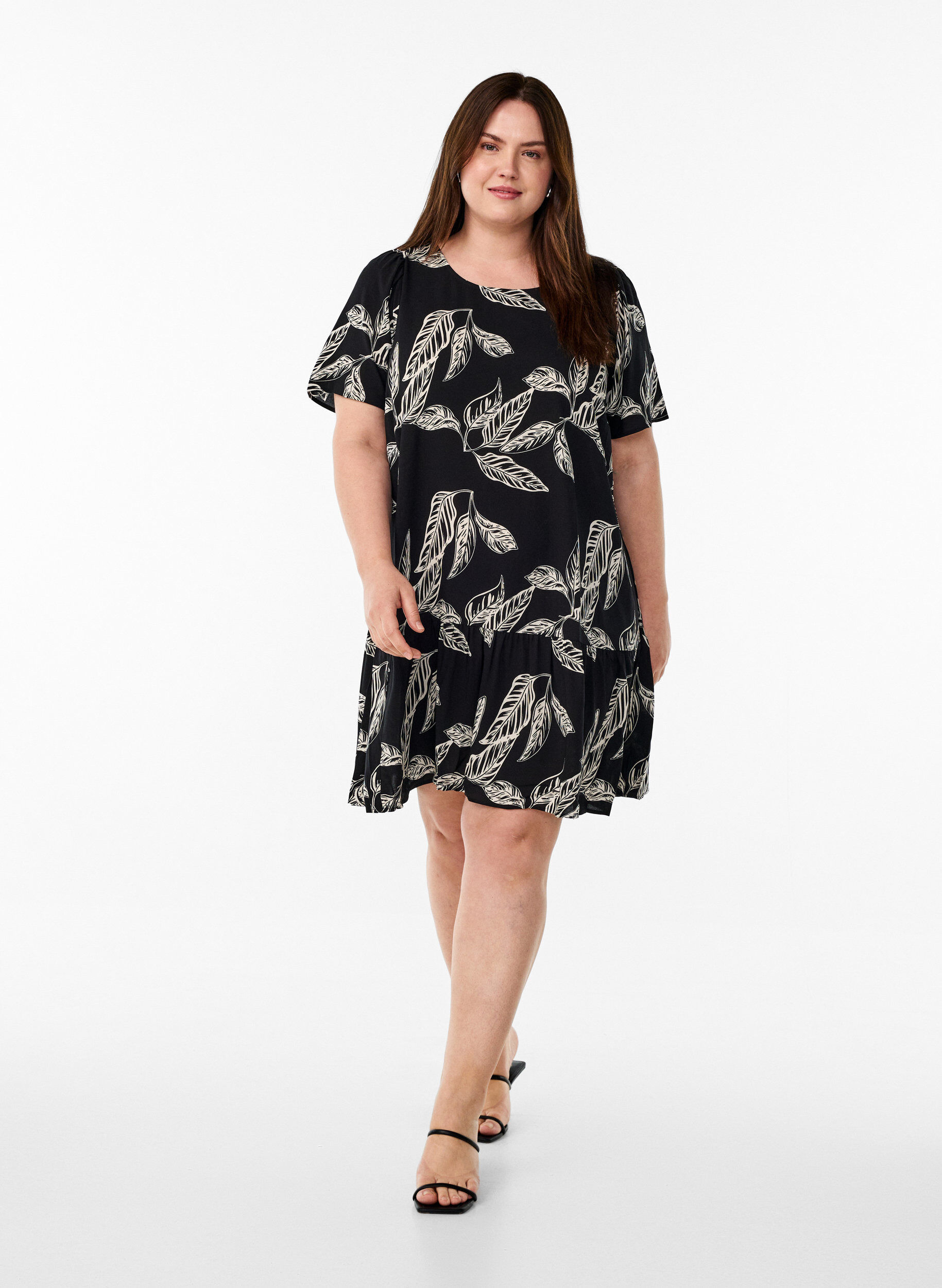 Zizzi FLASH &ndash; Kleid aus Viskose mit Schnittlinie, Schwarz, Model image number 1