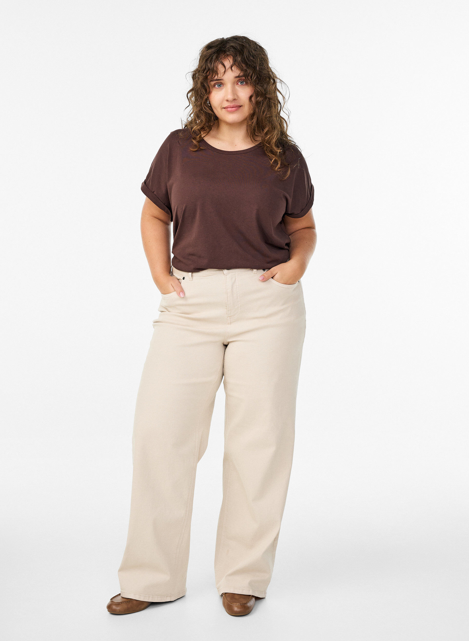 Zizzi Kurz&auml;rmeliges T-Shirt aus einer Baumwollmischung, Braun, Model image number 1