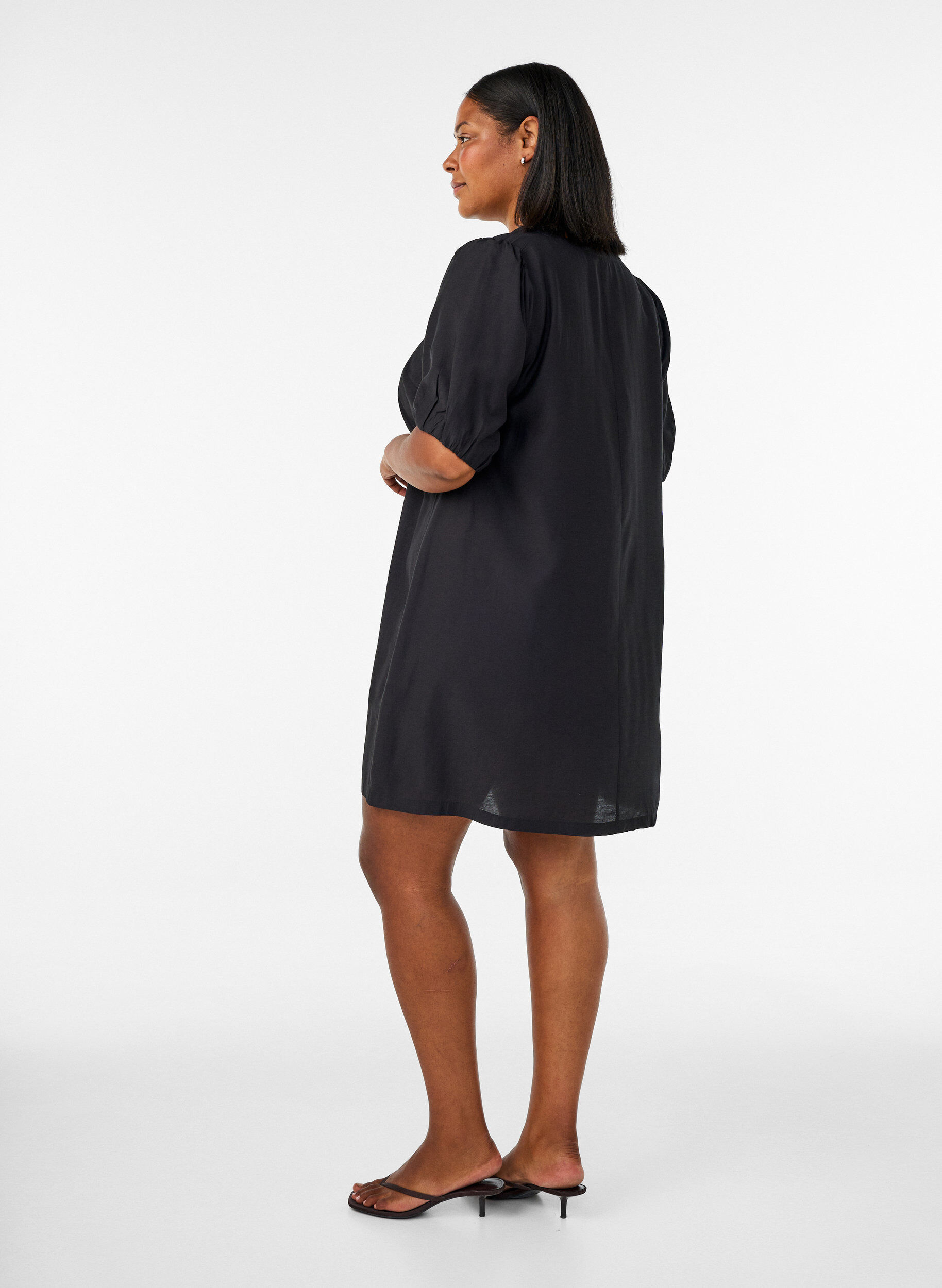 ZizziKurzes A-Linien-Kleid mit V-Ausschnitt, Schwarz, Model image number 2