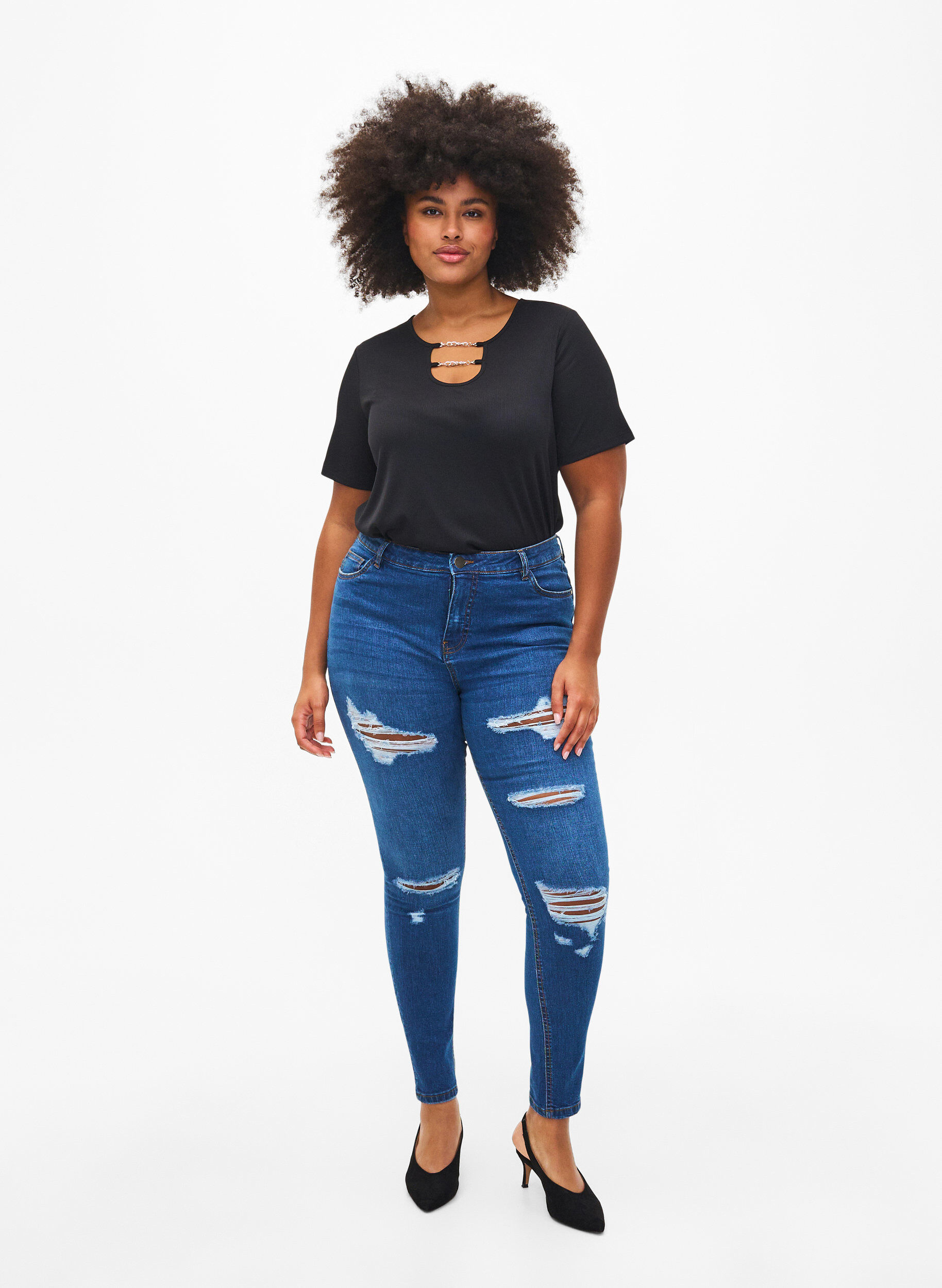 Zizzi Gerippte Bluse mit Kettendetail, Black, Model image number 3