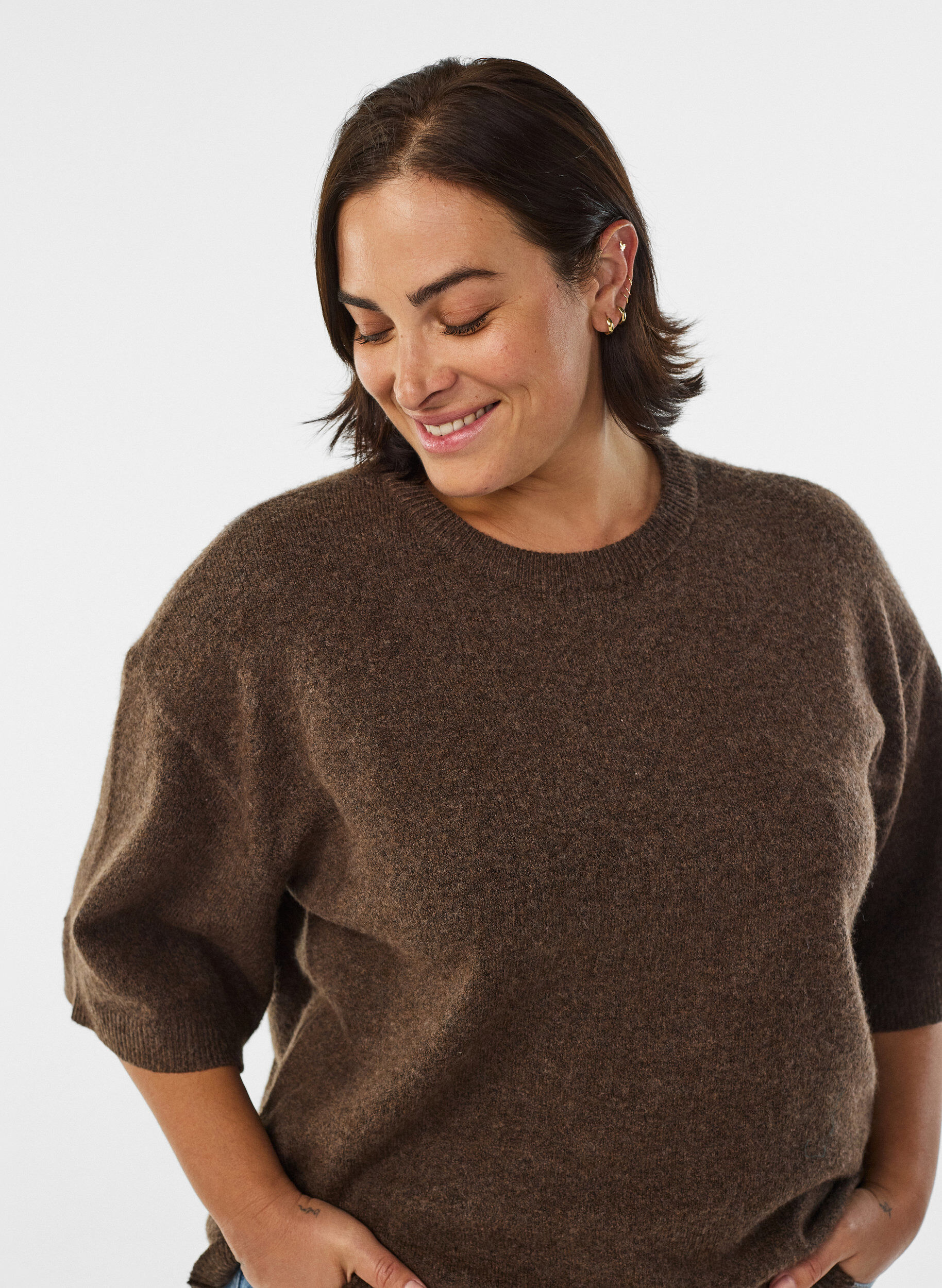 Zizzi Locker sitzende Strickshirt mit kurzen &Auml;rmeln, Braun, Model image number 3