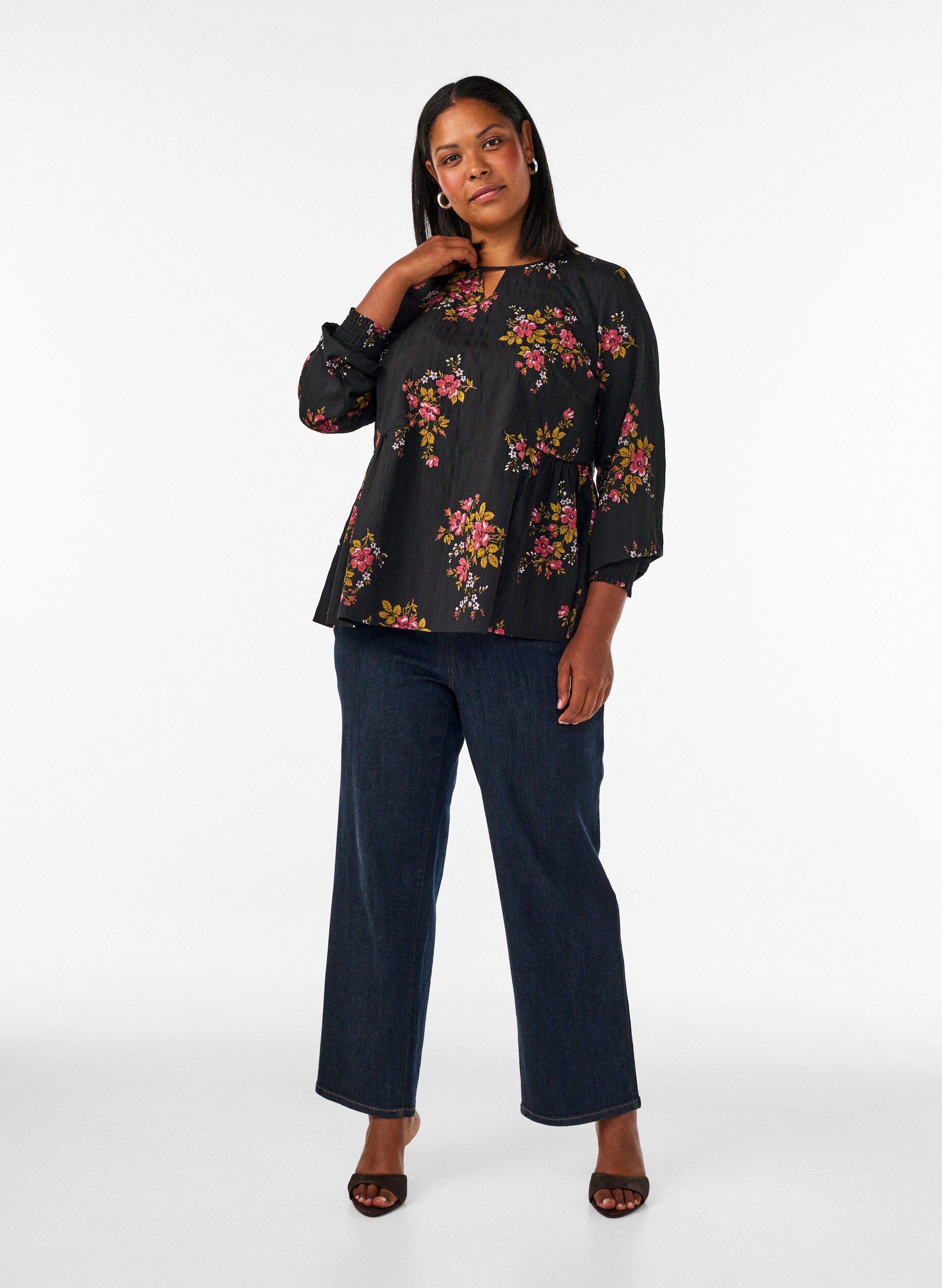 ZizziLang&auml;rmelige Bluse mit gebl&uuml;mtem Muster, Schwarz, Model image number 1