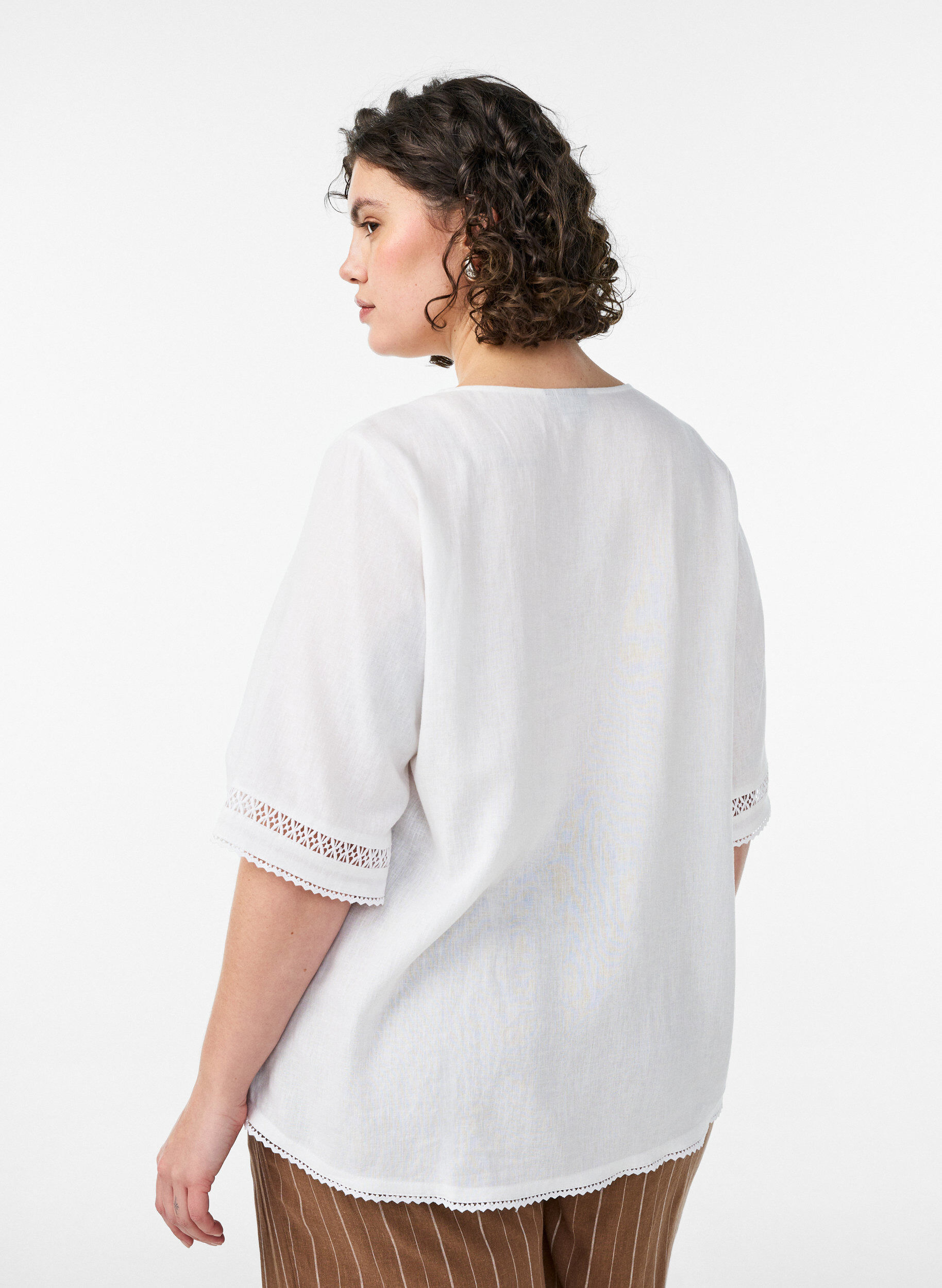 Zizzi Bluse aus Leinen und Viskose mit H&auml;keldetails, Wei&szlig;, Model image number 2