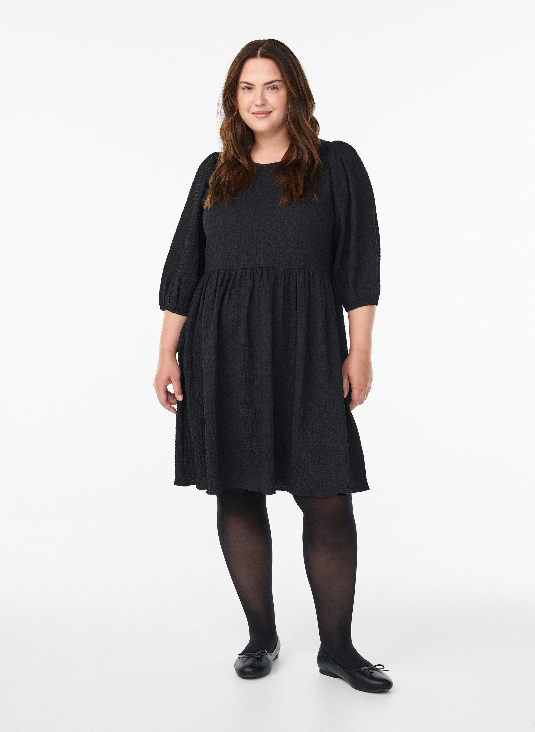 Zizzi Kurzes Kleid aus strukturiertem Stoff mit 3/4-&Auml;rmeln, Schwarz, Model image number 1