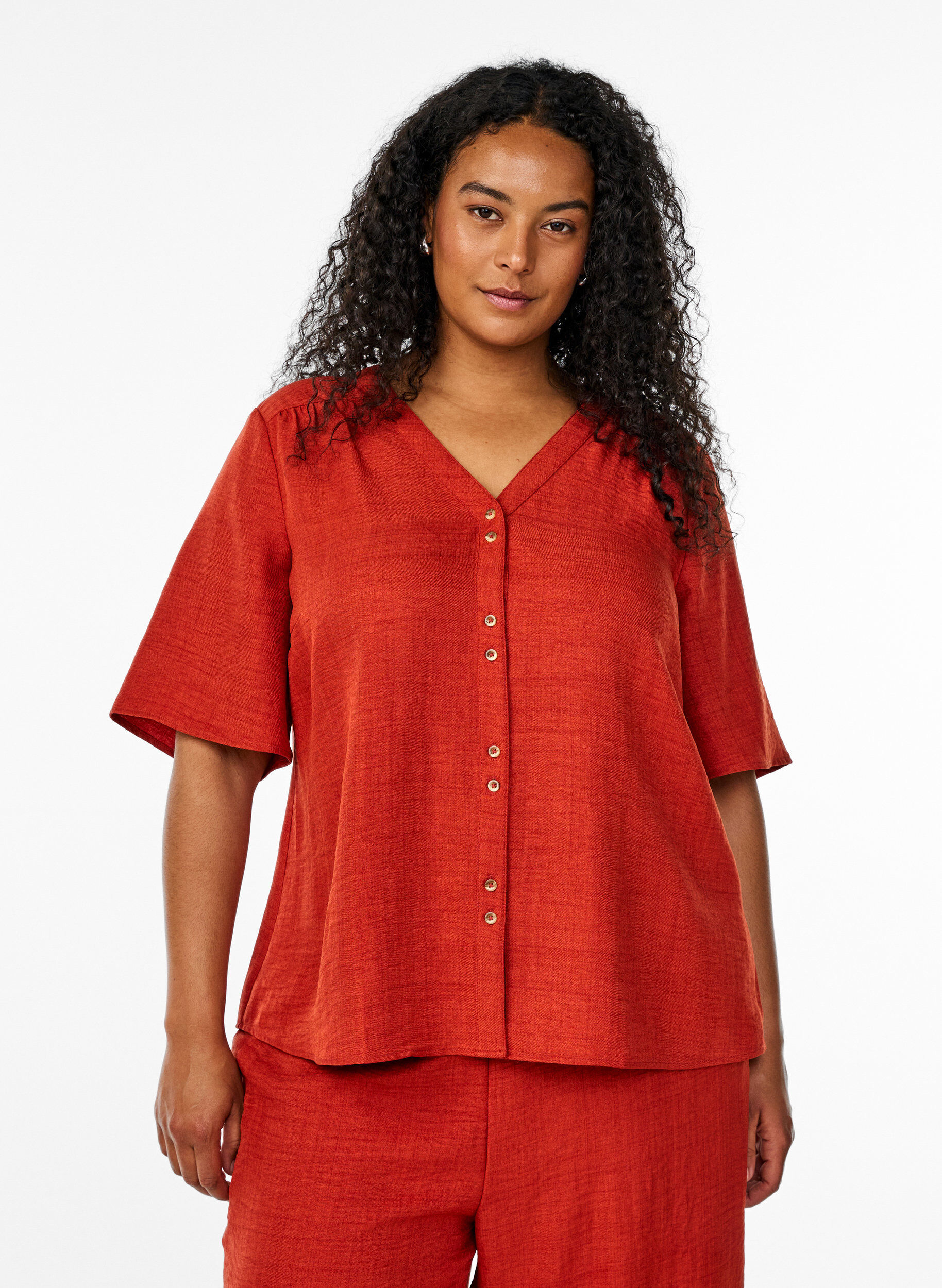Hemdbluse mit V-Ausschnitt und kurzen &Auml;rmeln, Rot, Model
