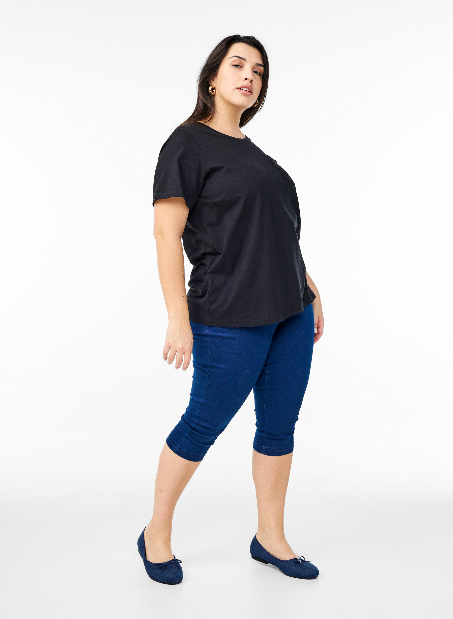 Zizzi T-Shirt aus Bio-Baumwolle mit Brusttasche, Schwarz, Model image number 1