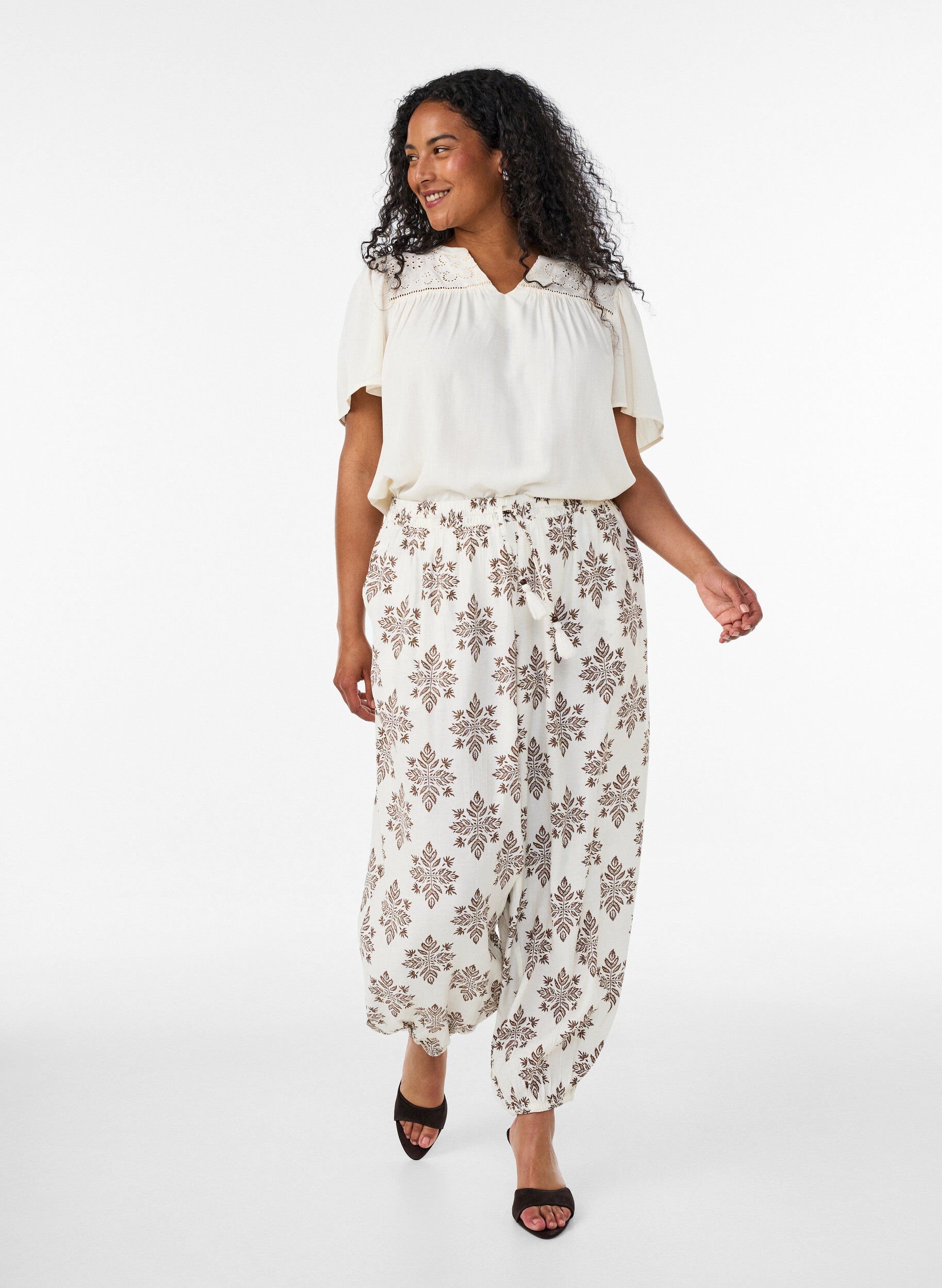 ZizziBluse aus Viskose mit Broderie Anglaise, Beige, Model image number 1