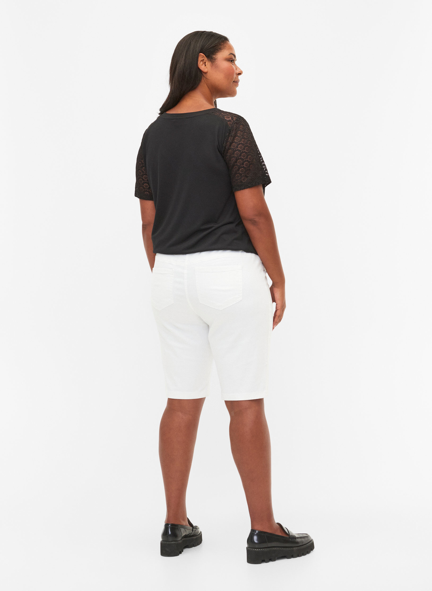 Zizzi Eng anliegende Shorts mit Ges&auml;&szlig;taschen, White, Model image number 1