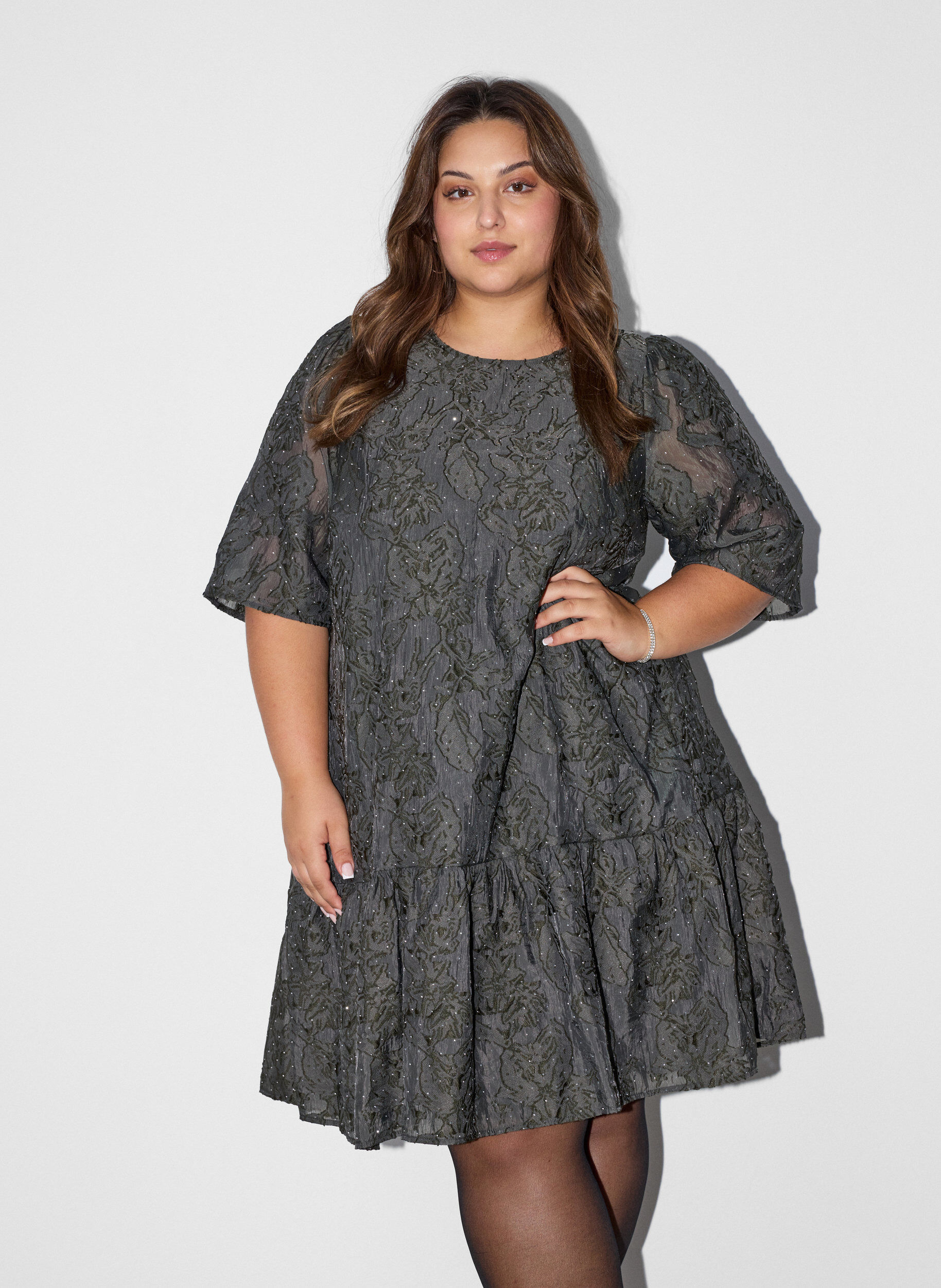 ZizziJacquardkleid mit funkelnden Details und Puff&auml;rmeln, Gr&uuml;n, Model image number 0