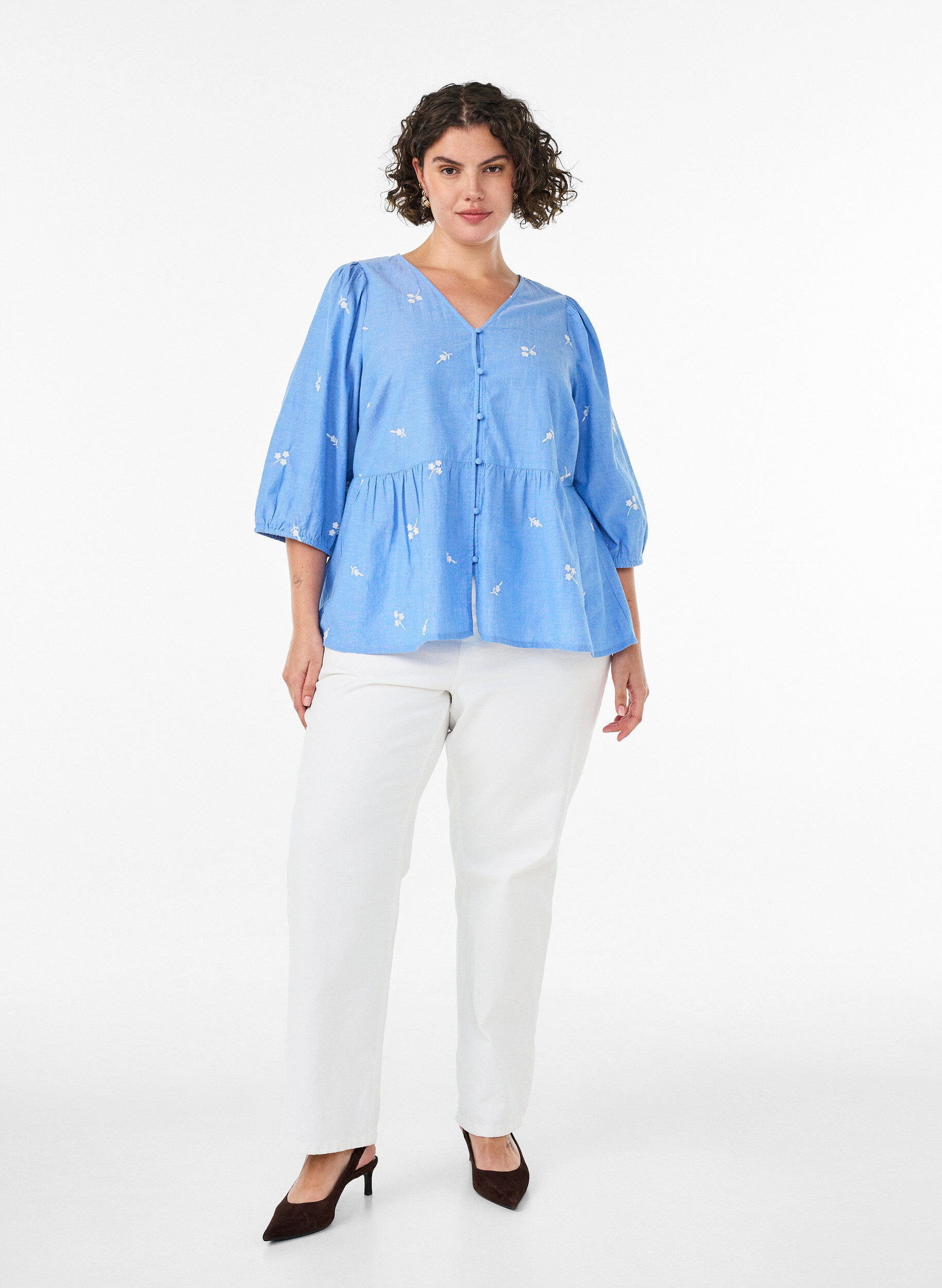 ZizziBluse aus Baumwolle mit gestickten Blumen und Knopfverschluss, Blau, Model image number 1