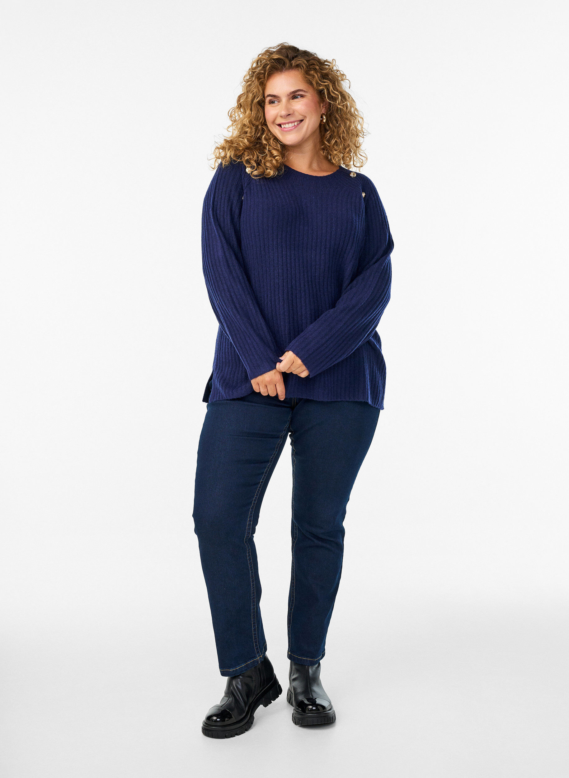 Zizzi Pullover aus Rippstrick mit Zierkn&ouml;pfen, Blau, Model image number 1