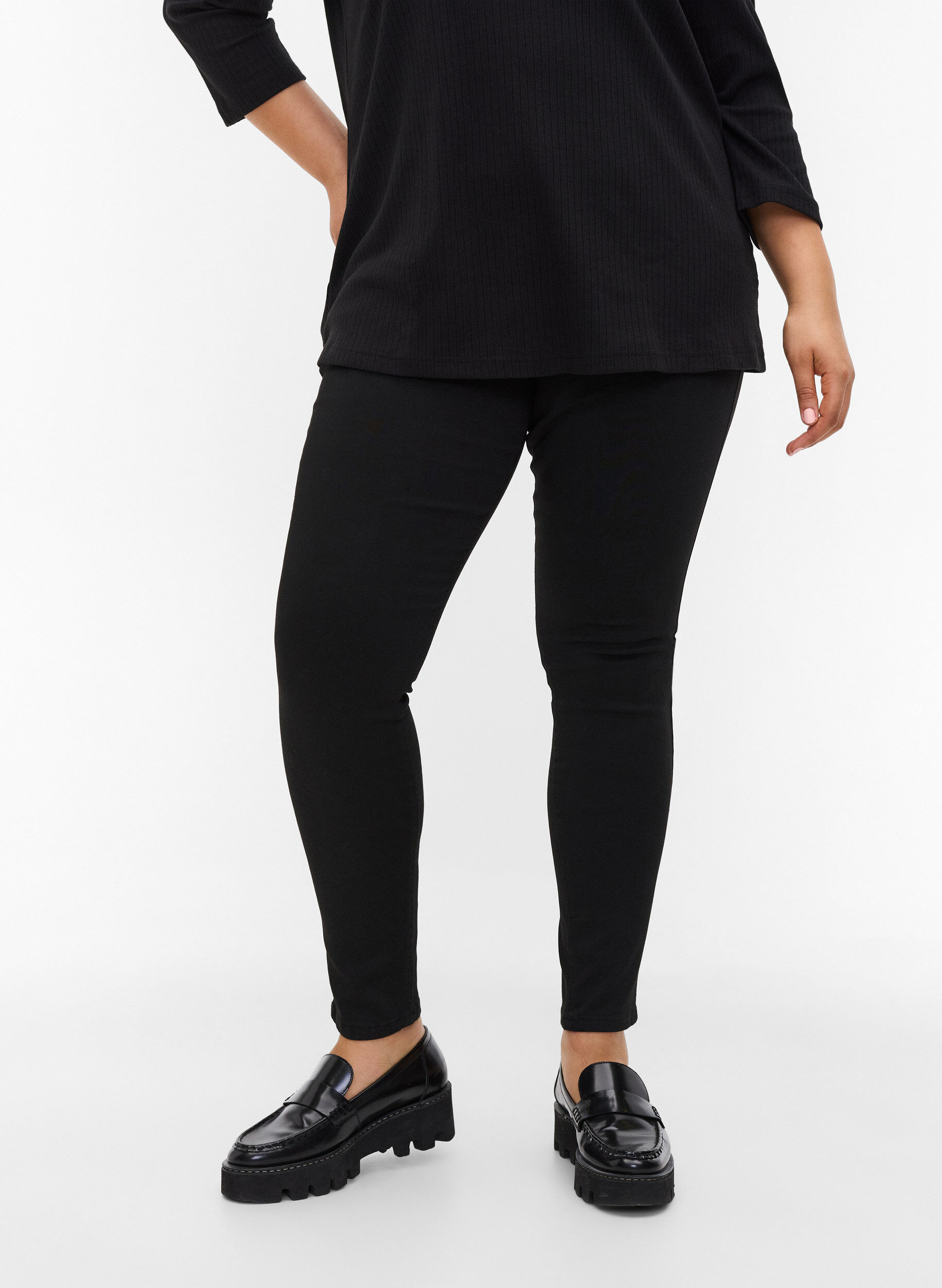 Zizzi Stay Black Amy Jeans mit hoher Taille, Black, Model image number 3
