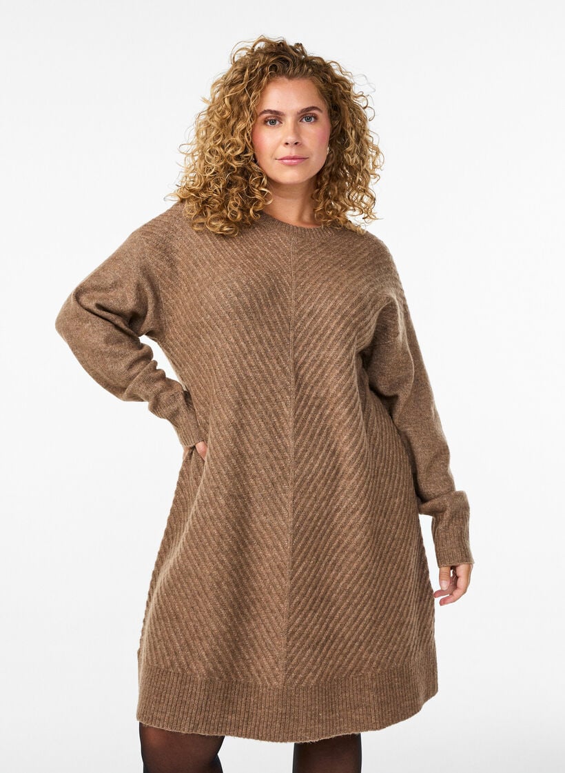 Kurzes Strickkleid mit V-f&ouml;rmigem Strukturmuster, Braun, Model image number 0