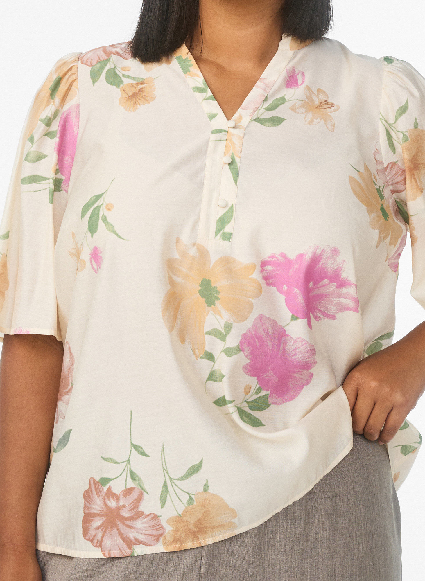 Zizzi Gebl&uuml;mte Bluse mit R&uuml;schenkragen und 1/2-&Auml;rmeln, Beige, Model image number 3