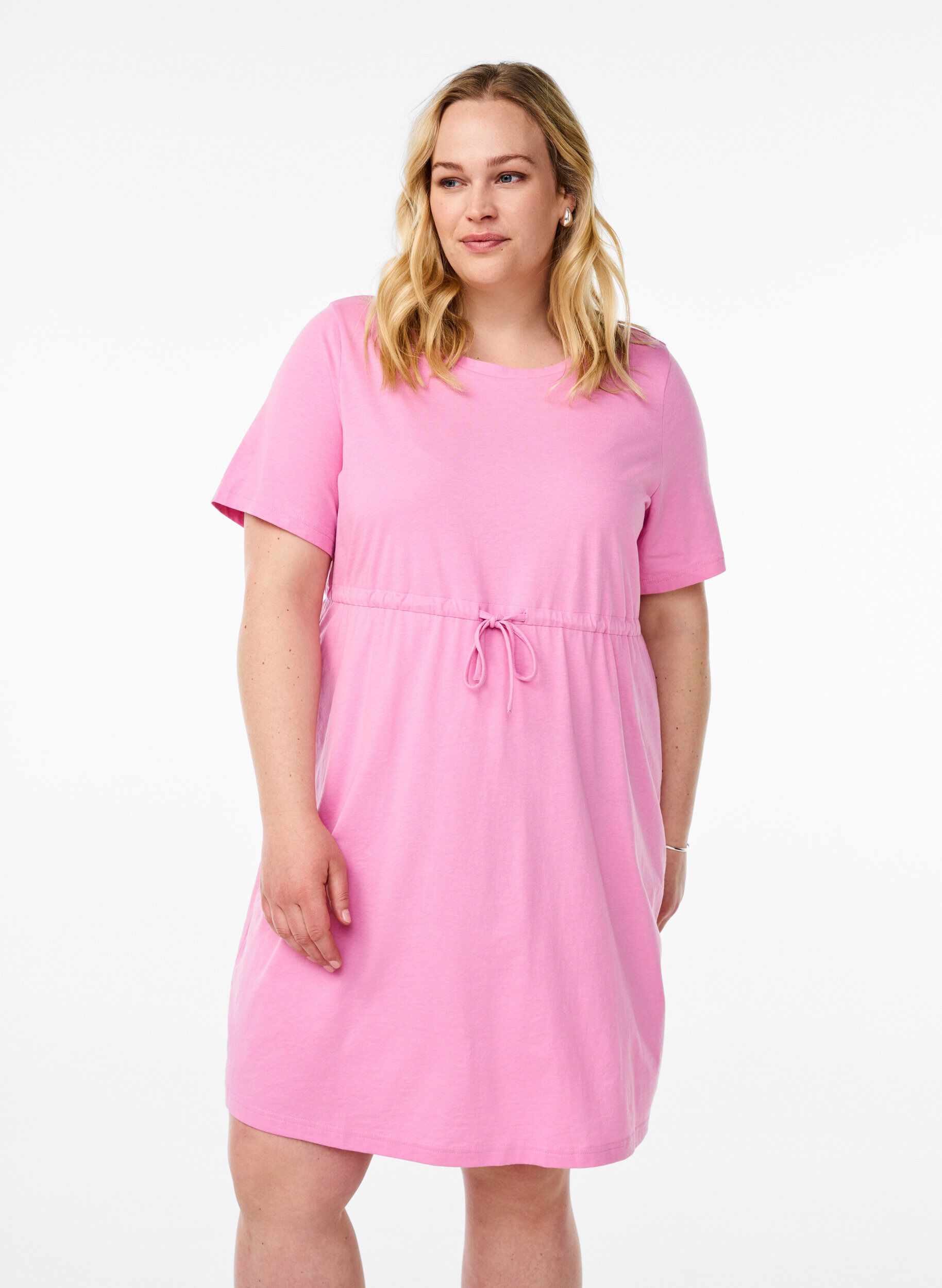 FLASH &ndash; Kurzes T-Shirt-Kleid mit Bindeg&uuml;rtel, Pink, Model