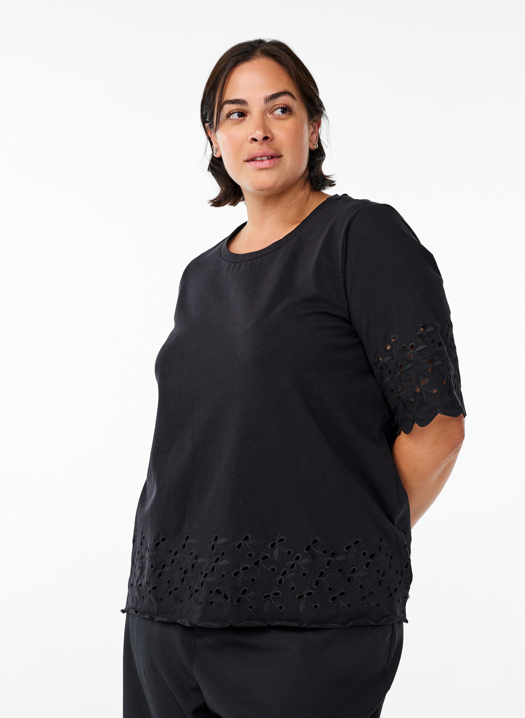 T-Shirt Mit Broderie Anglaise Und Gewellten Kanten, Schwarz, Model