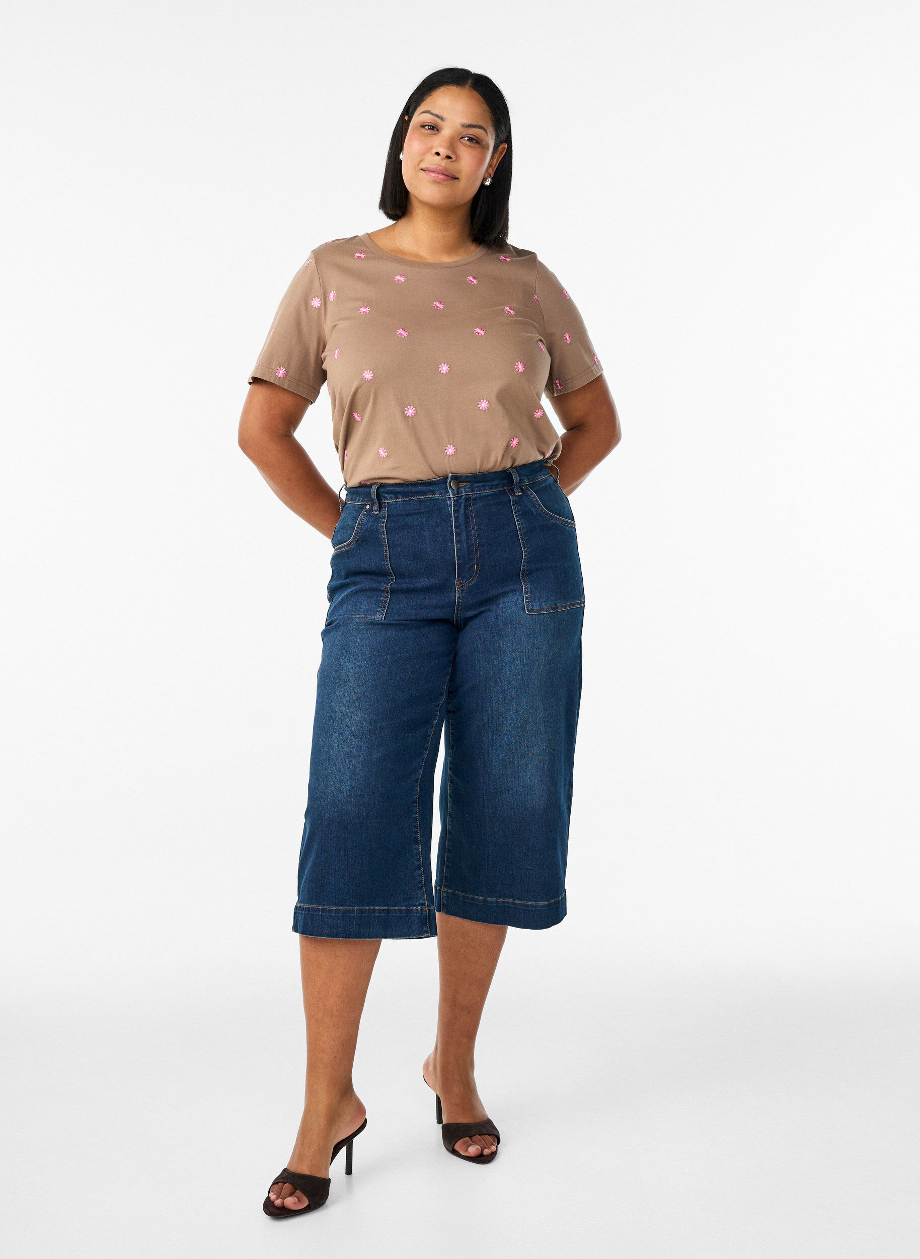 Zizzi Denim-Knickers mit weiten Beinen, Blau, Model image number 1