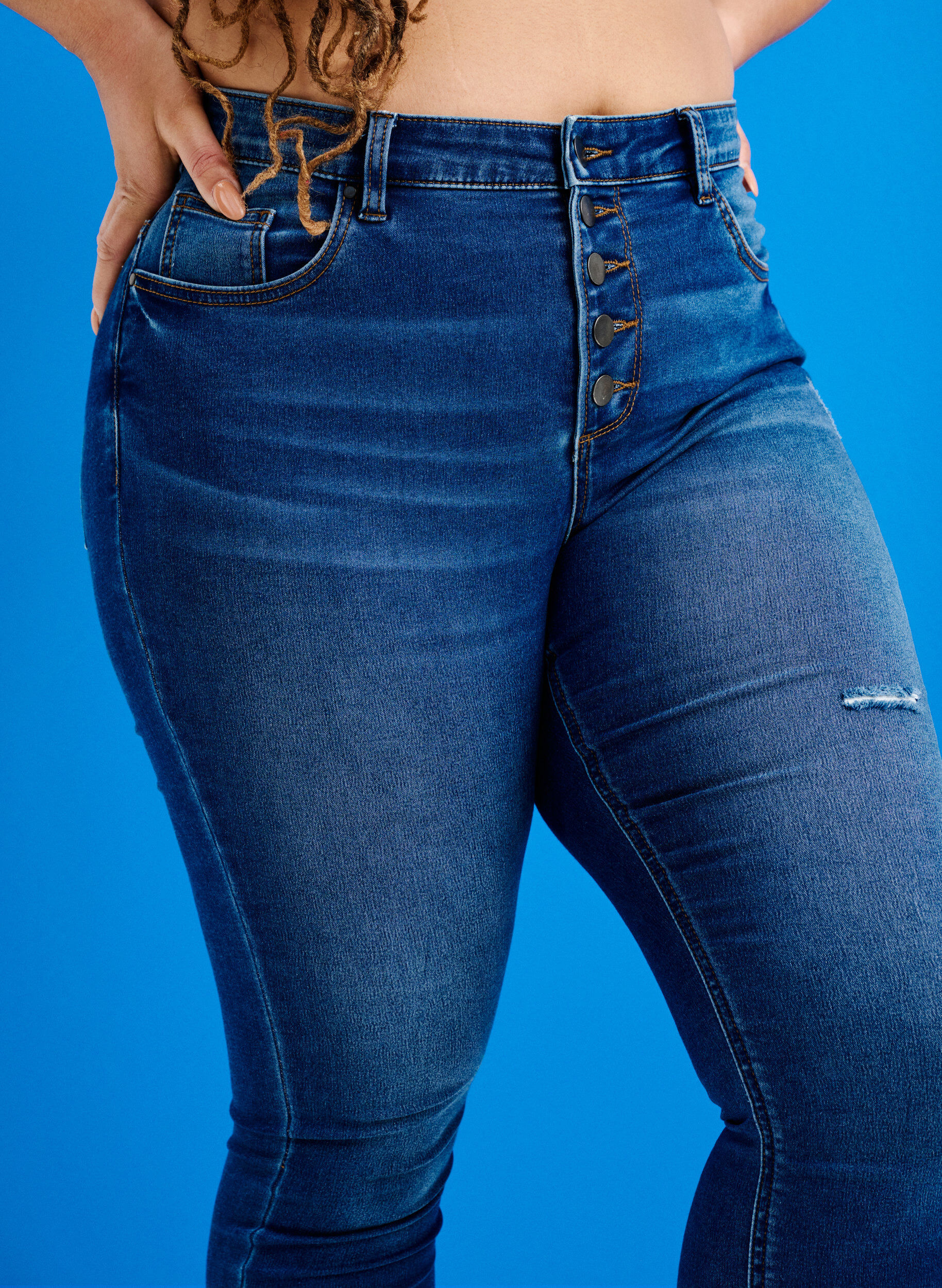 Zizzi High Waist Amy-Jeans mit Kn&ouml;pfen, Blue denim, Image image number 1