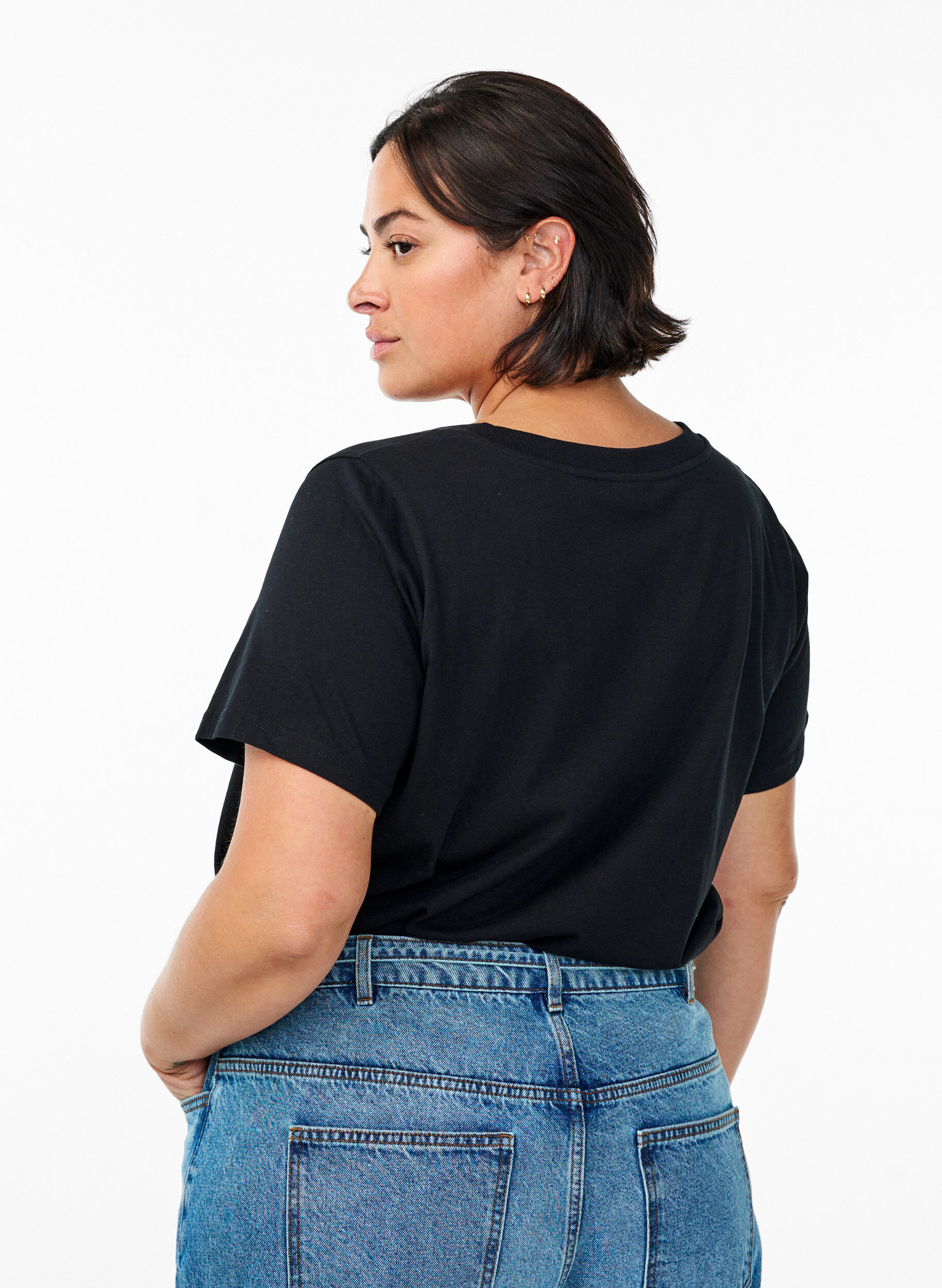 Zizzi Einfaches T-Shirt aus Baumwolle mit V-Ausschnitt., Schwarz, Model image number 2