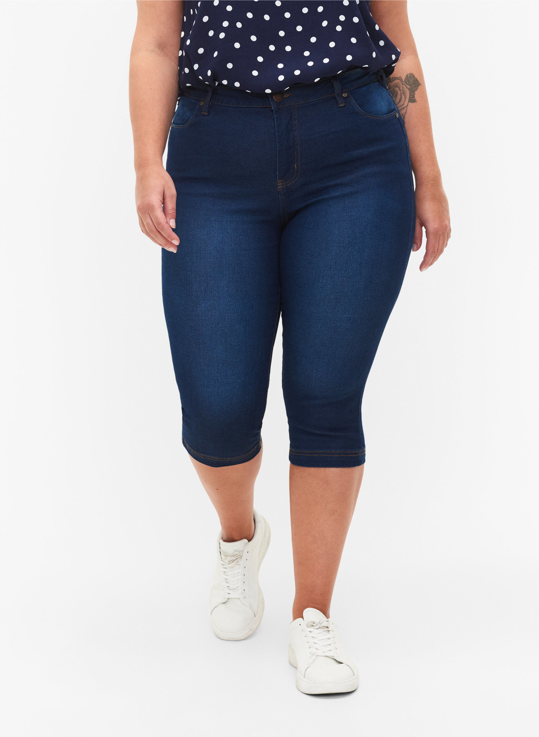 Zizzi Hoch taillierte Amy Capri Jeans mit Super Slim Fit, Blau, Model image number 3