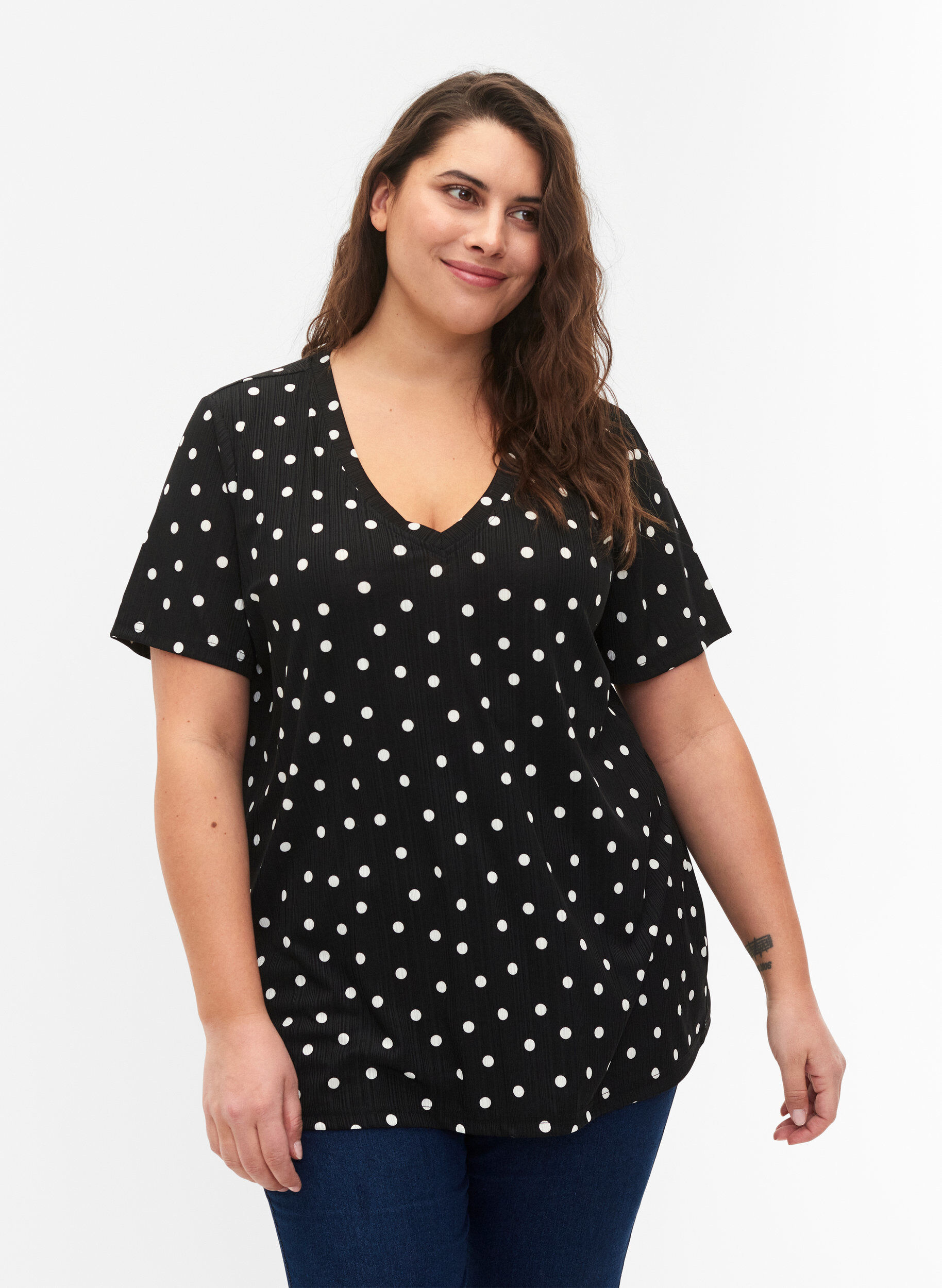 Zizzi FLASH - Bedrucktes T-Shirt mit V-Ausschnitt, Black Dot, Model image number 0