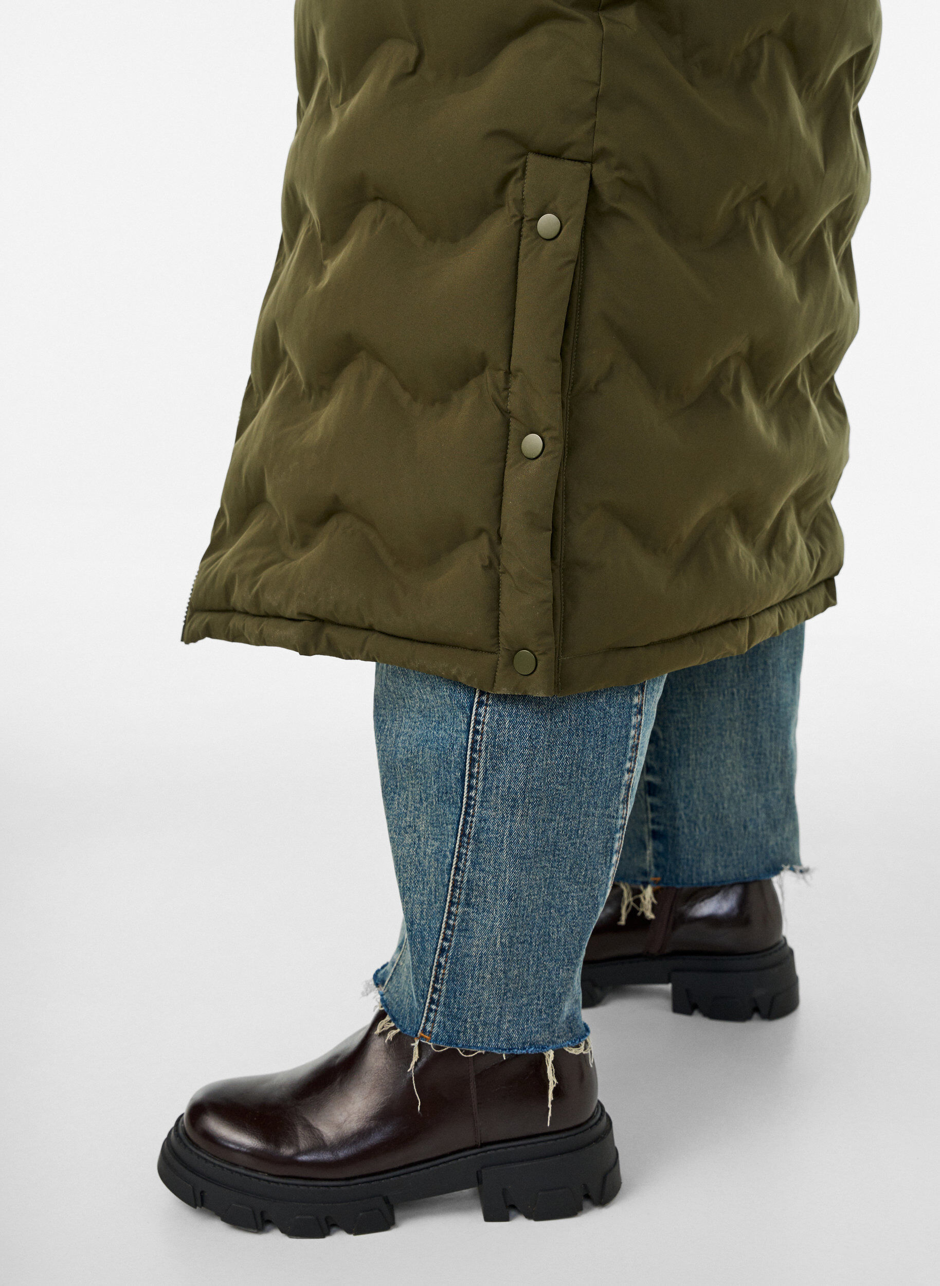 ZizziLange Kapuzen-Steppjacke mit Wellenmuster, Gr&uuml;n, Model image number 3