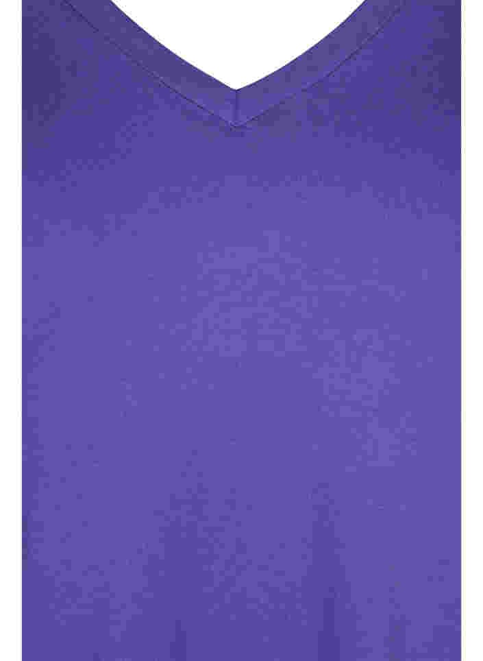 T-Shirt aus Bio-Baumwolle mit V-Ausschnitt, Ultra Violet, Packshot image number 2
