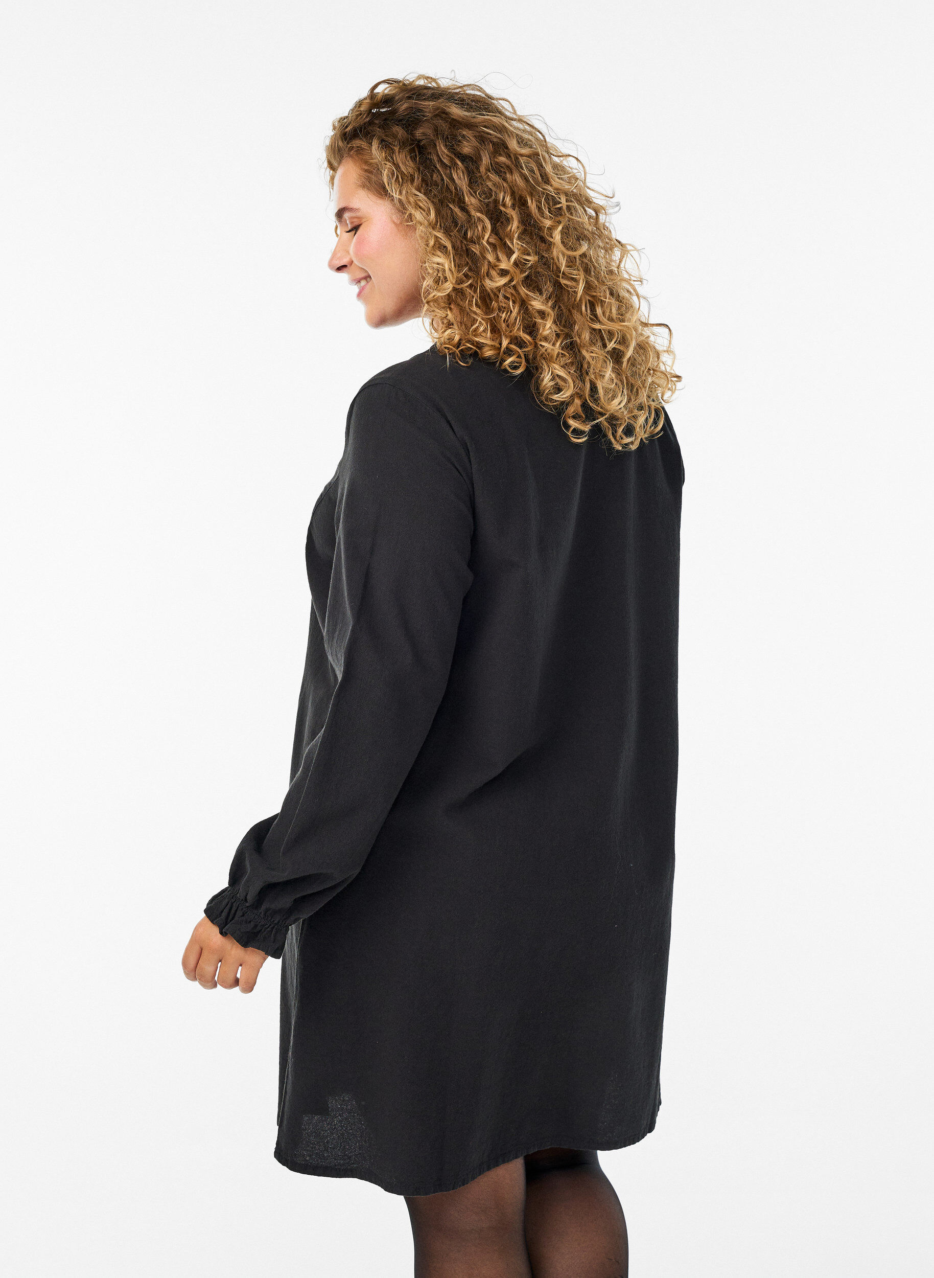 Zizzi Kurzes Kleid aus Baumwolle mit V-Ausschnitt, Schwarz, Model image number 2
