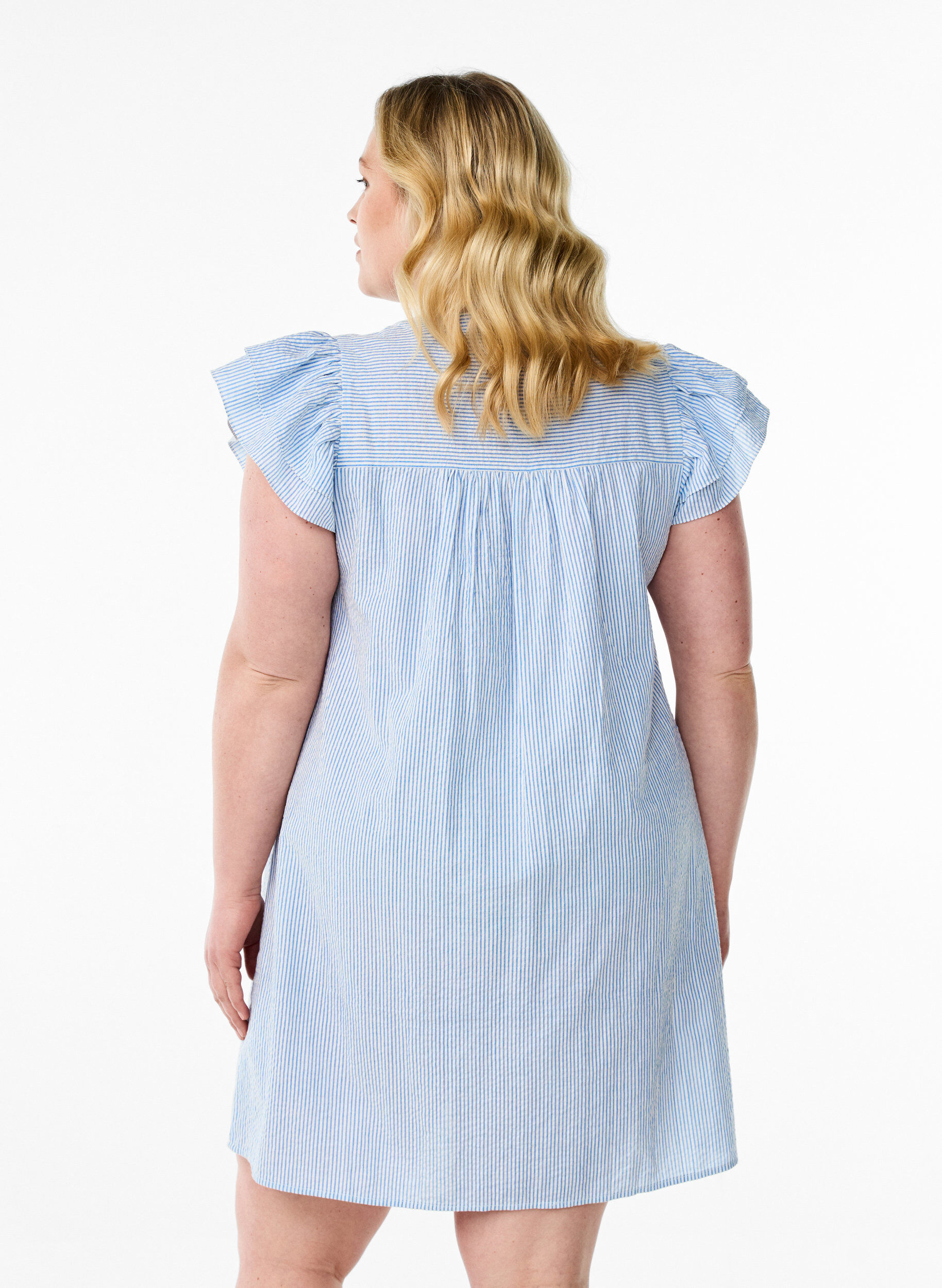 Zizzi Kurzes gestreiftes Kleid mit R&uuml;schen, Blau, Model image number 2