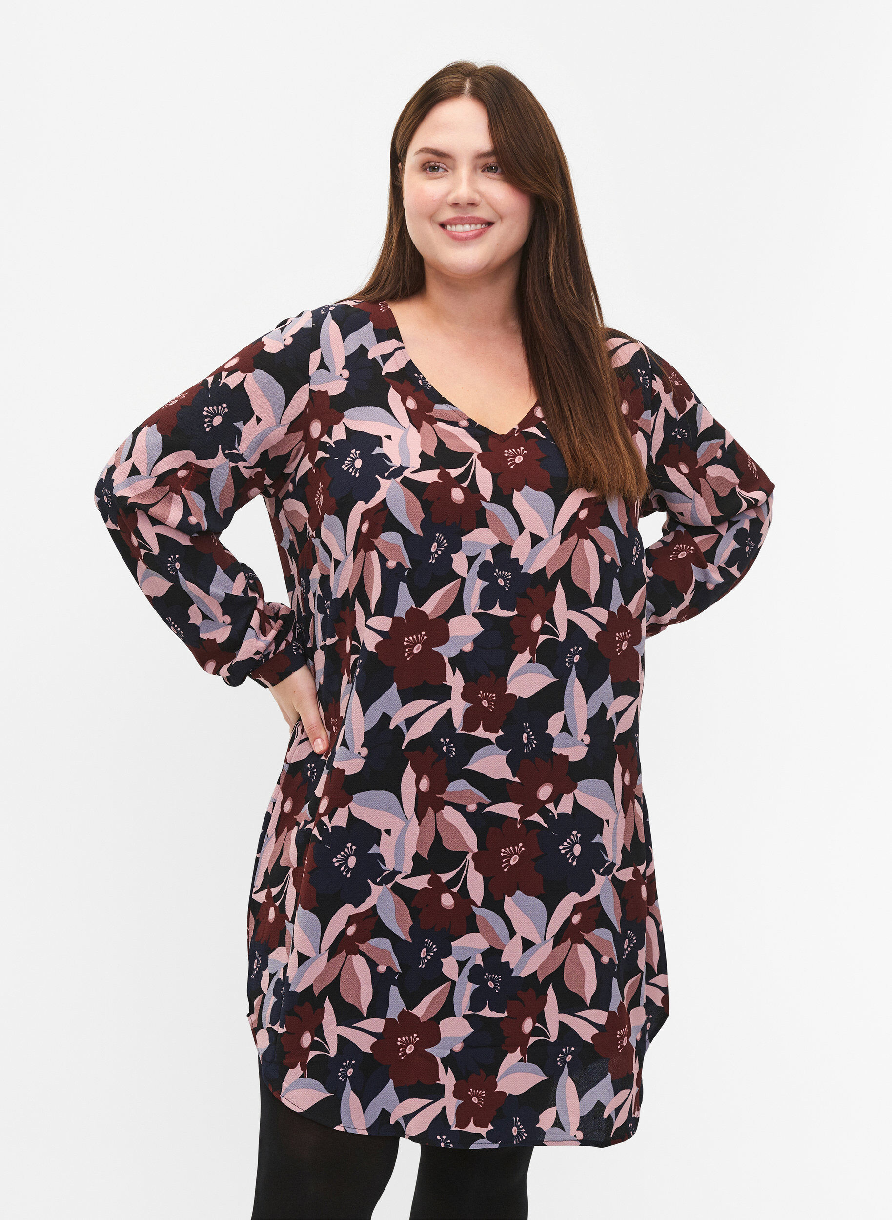 Zizzi Kleid mit V-Ausschnitt und Aufdruck, Black R. Flower AOP, Model image number 0