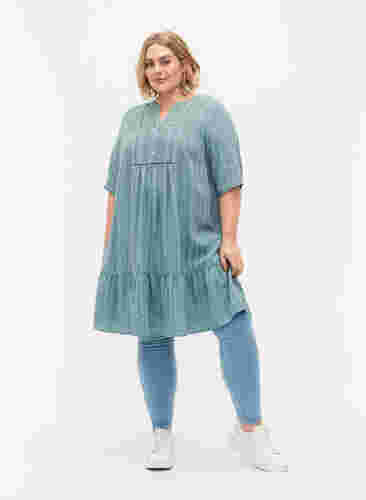Gestreiftes Viskose Kleid mit Spitzenbändern, Smoke Blue, Model image number 2