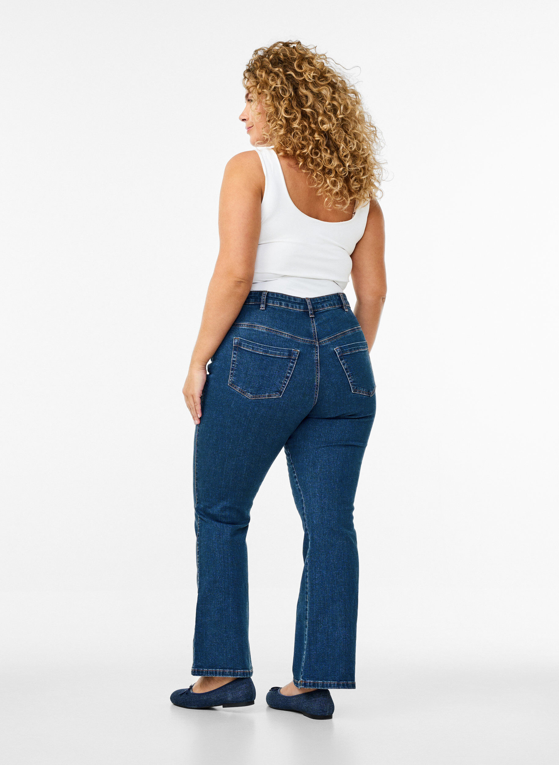 Zizzi Ellen Bootcut-Jeans mit hoher Taille, Blau, Model image number 1