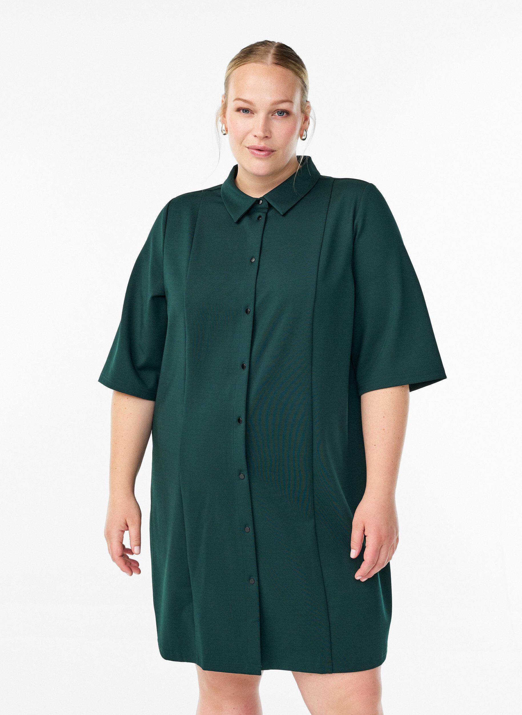 Kurzes Hemdblusenkleid aus Baumwolle mit 3/4-&Auml;rmeln, Gr&uuml;n, Model