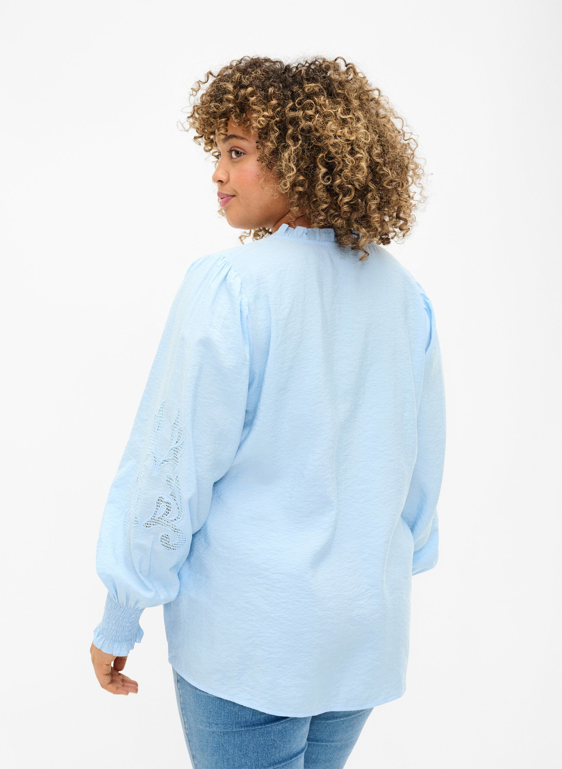 Zizzi Bluse mit R&uuml;schen und Lochstickerei, Chambray Blue, Model image number 1