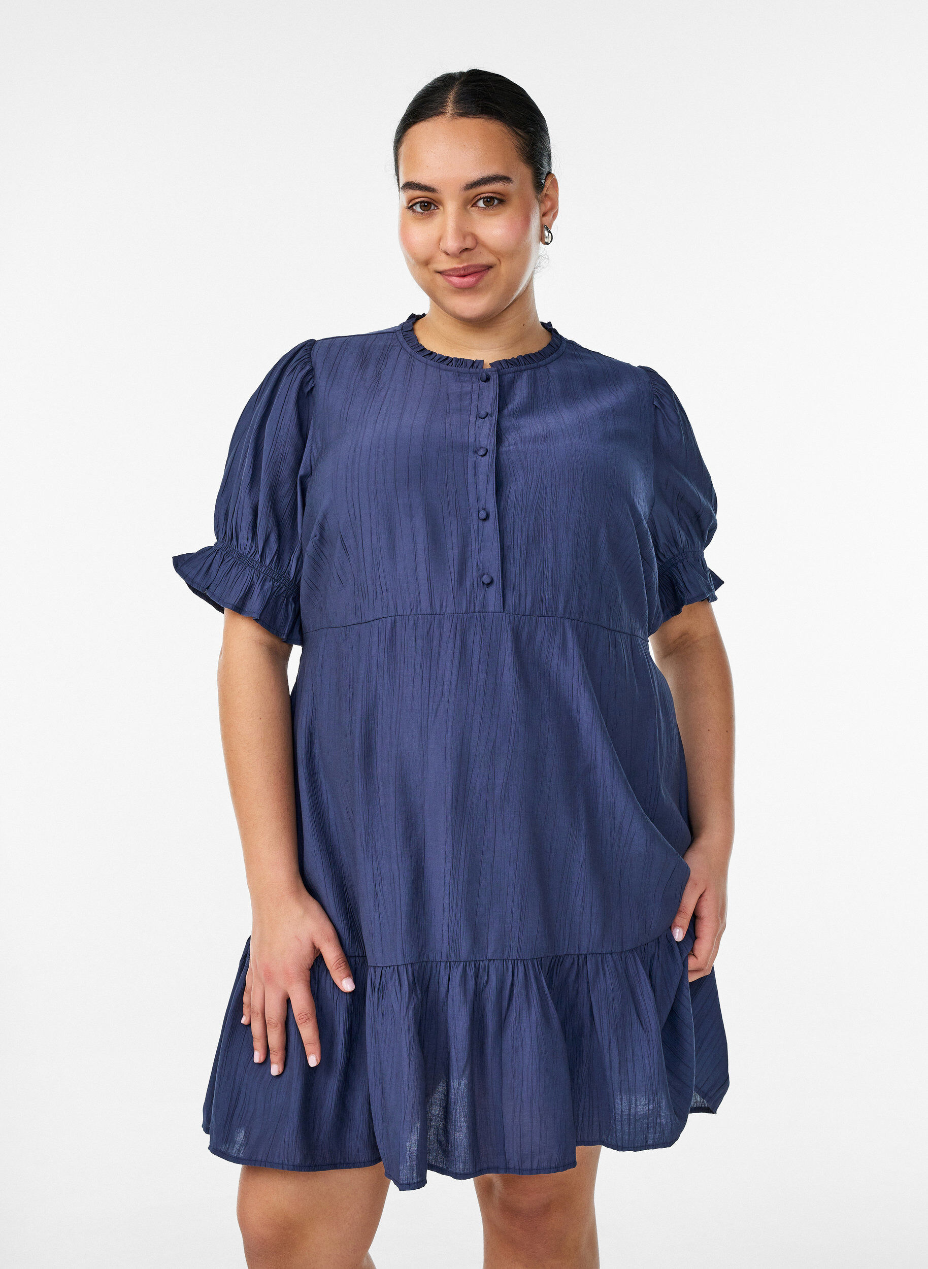 ZizziKurzes Kleid aus Viskose mit R&uuml;schendetails, Blau, Model image number 0