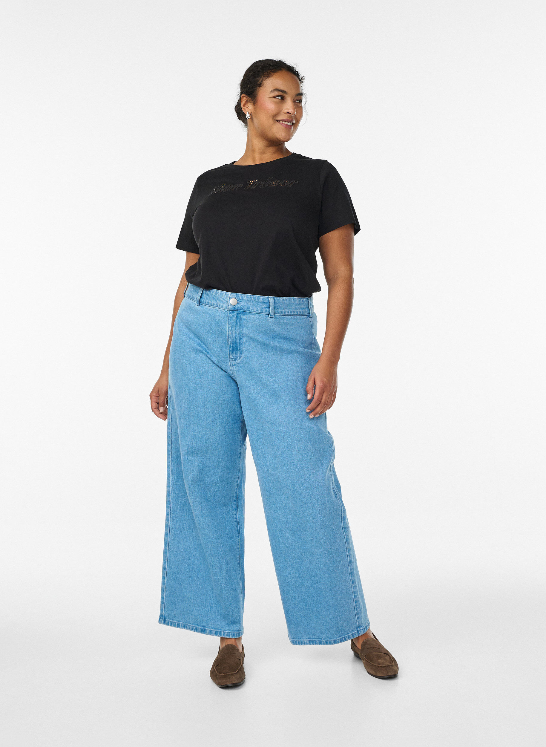 Zizzi T-Shirt aus Baumwolle mit dekorativem Frontdetail, Schwarz, Model image number 1