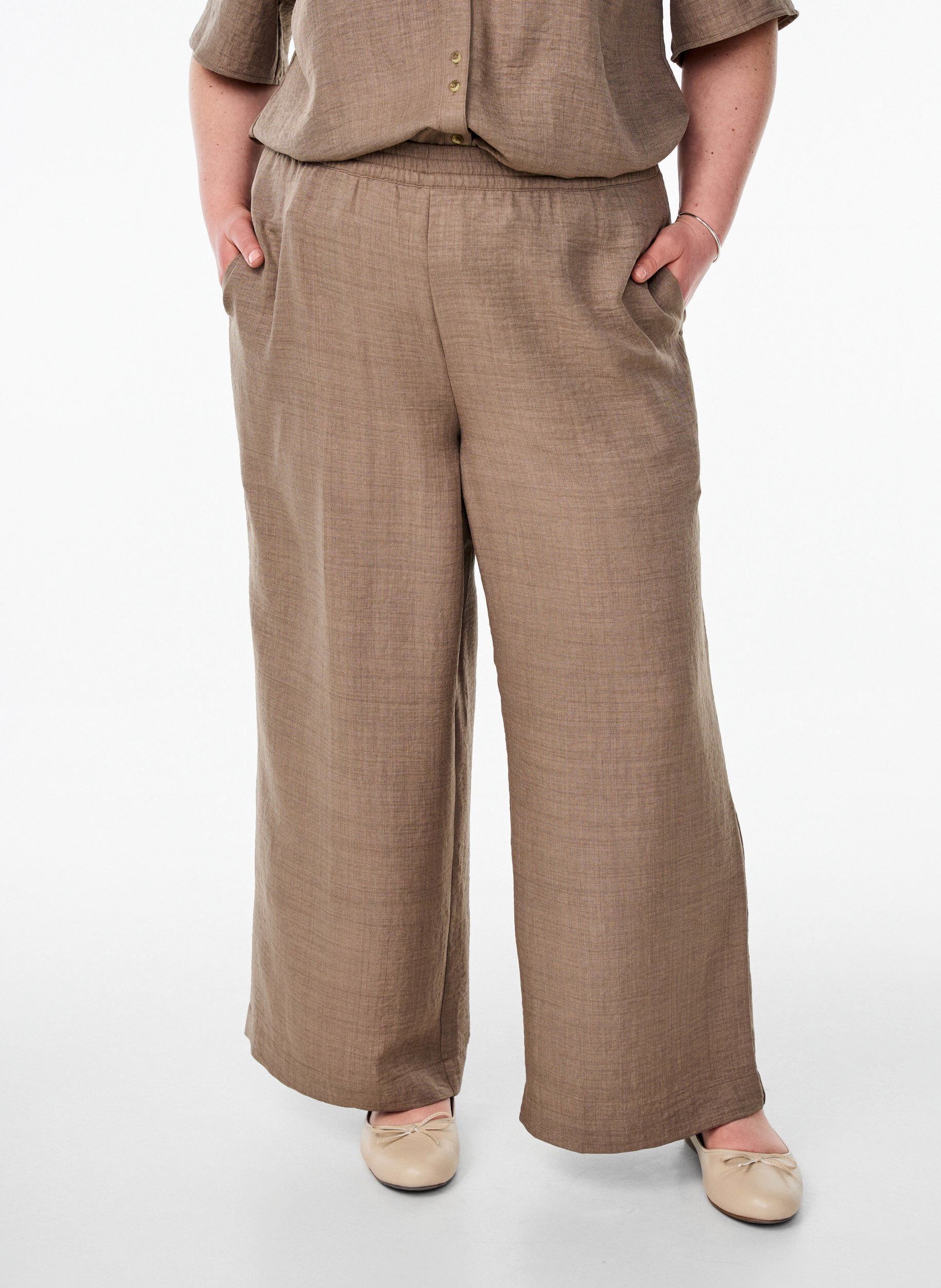 ZizziLockere Hose mit elastischem Bund und Taschen, Braun, Model image number 2