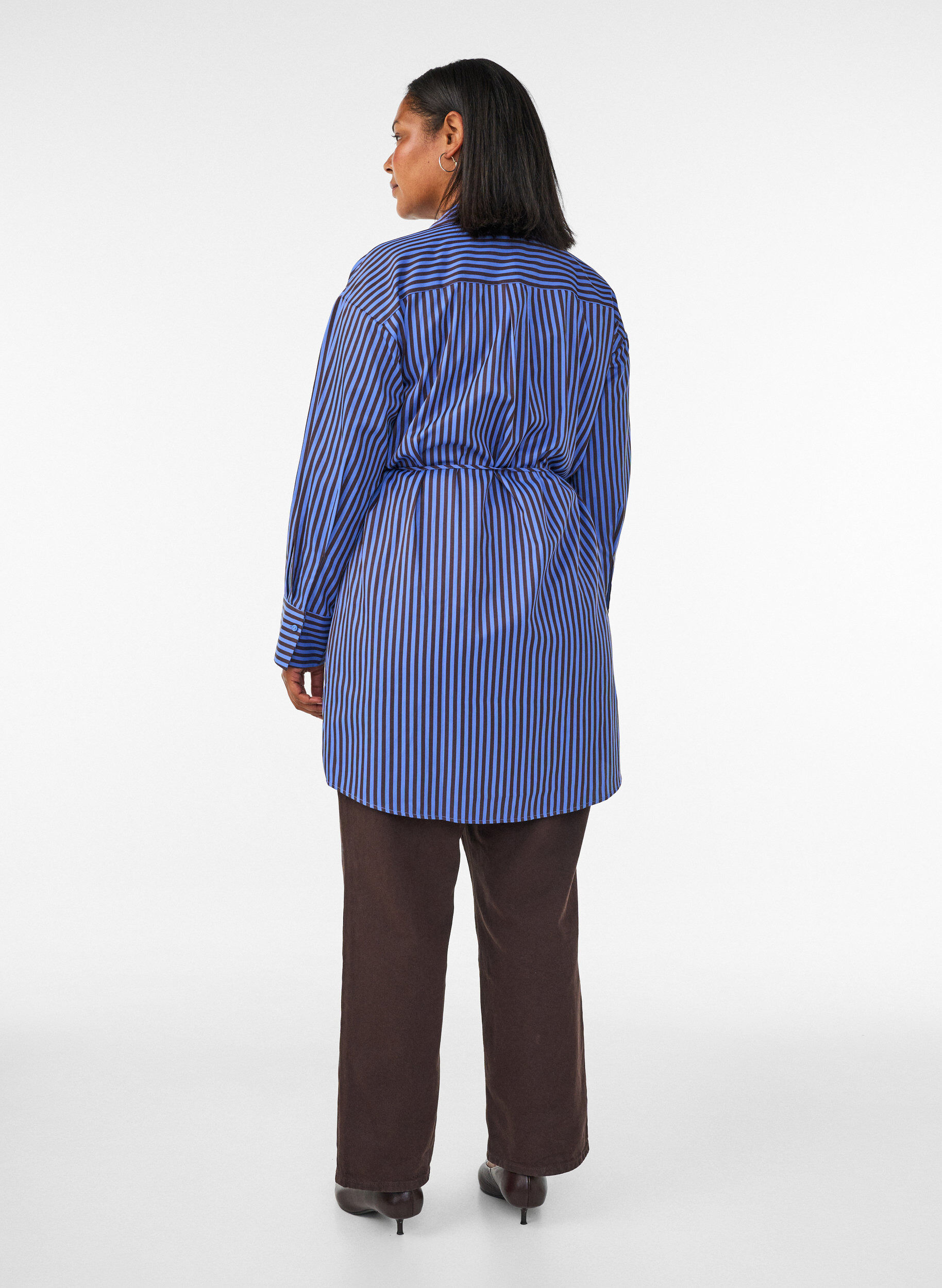 ZizziGestreifte Bluse mit Wickeloptik und Bindeg&uuml;rtel, Blau, Model image number 2