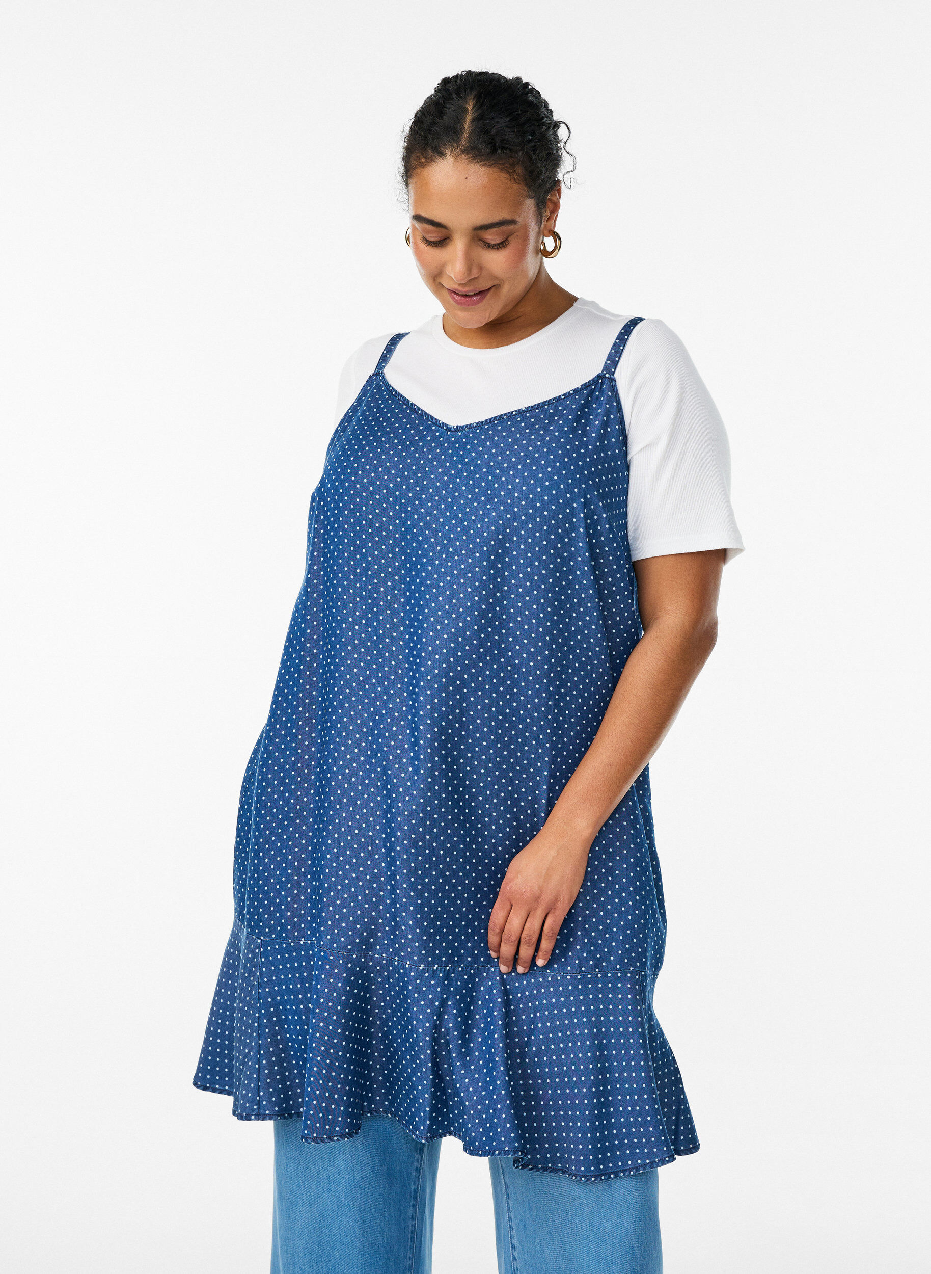 Zizzi Knielanges Tr&auml;gerkleid aus TENCEL&trade; Lyocell in Denim-Optik, Blau, Model image number 0