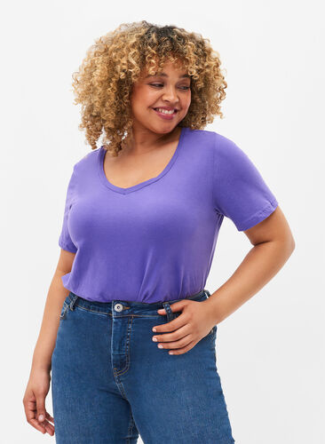 Einfarbiges basic T-Shirt aus Baumwolle, Ultra Violet, Model image number 0