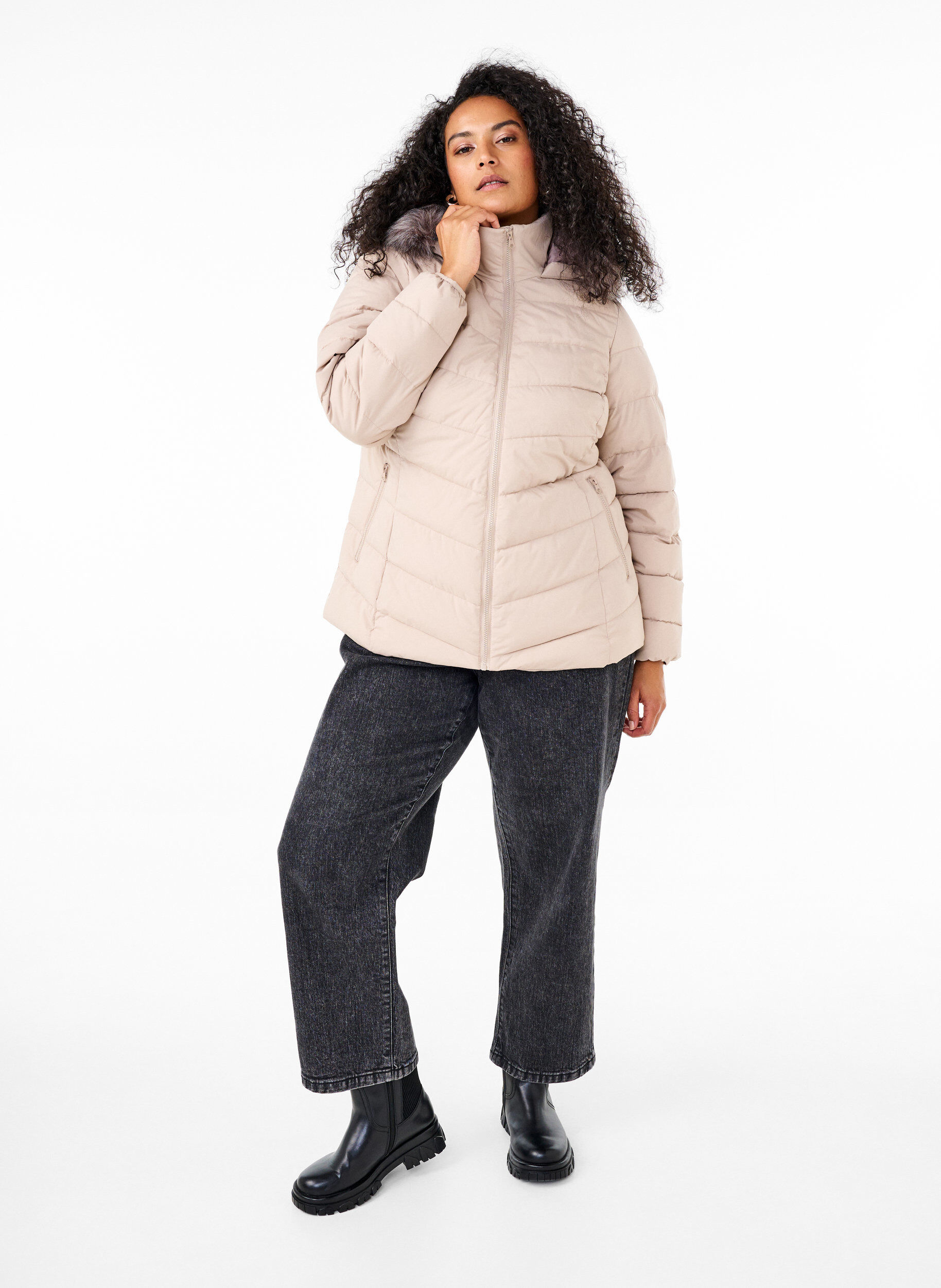 Zizzi Kurze Steppjacke mit Kapuze, Beige, Model image number 1
