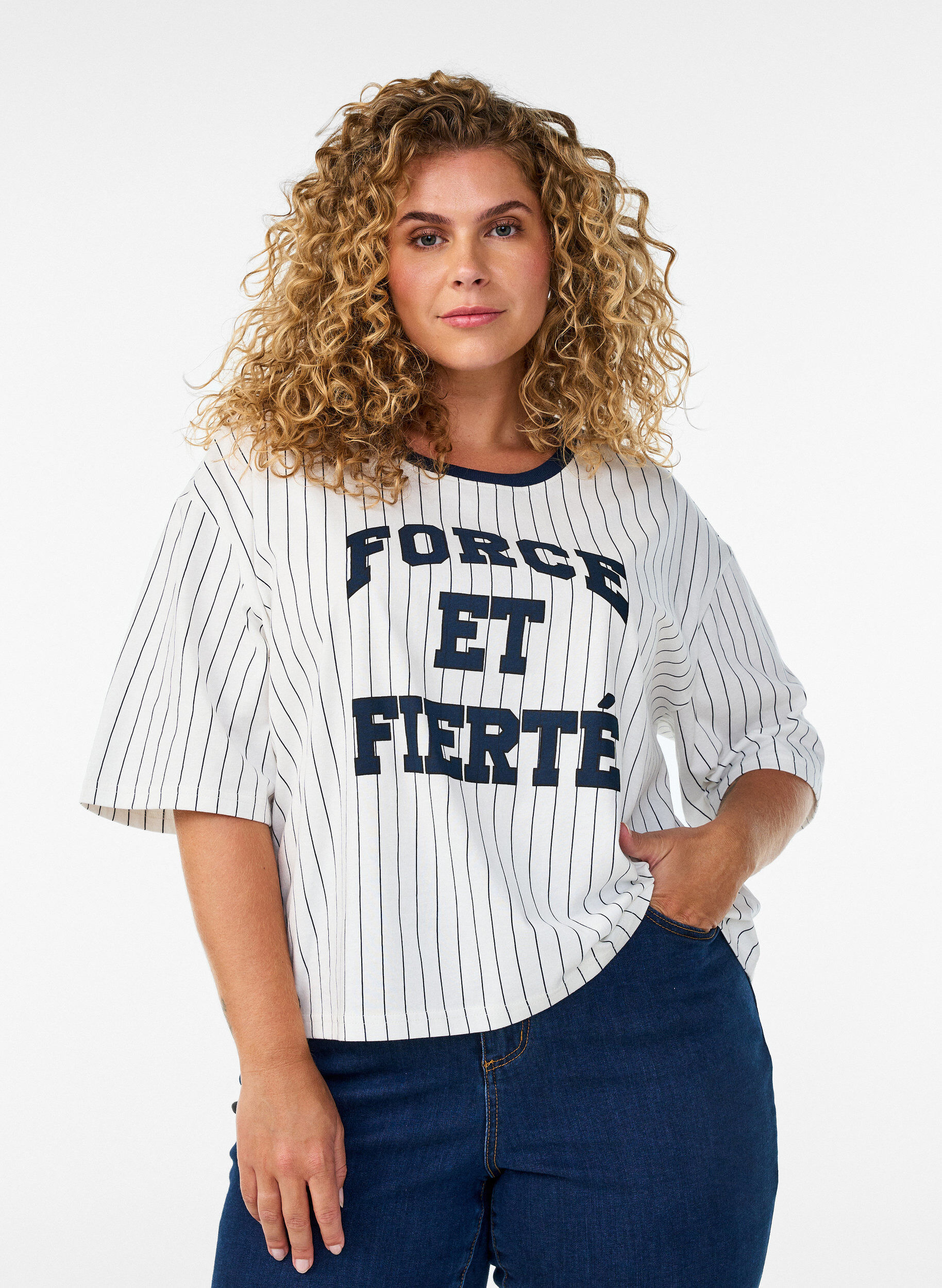 Boxy T-Shirt mit Streifen und Statement-Print, Wei&szlig;, Model