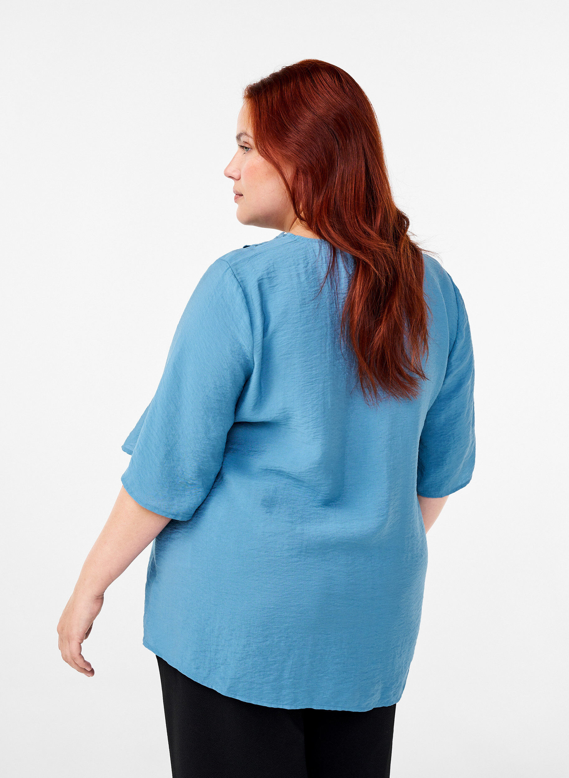 Zizzi Viskose-Bluse mit V-Ausschnitt und Stickdetail, Blau, Model image number 2